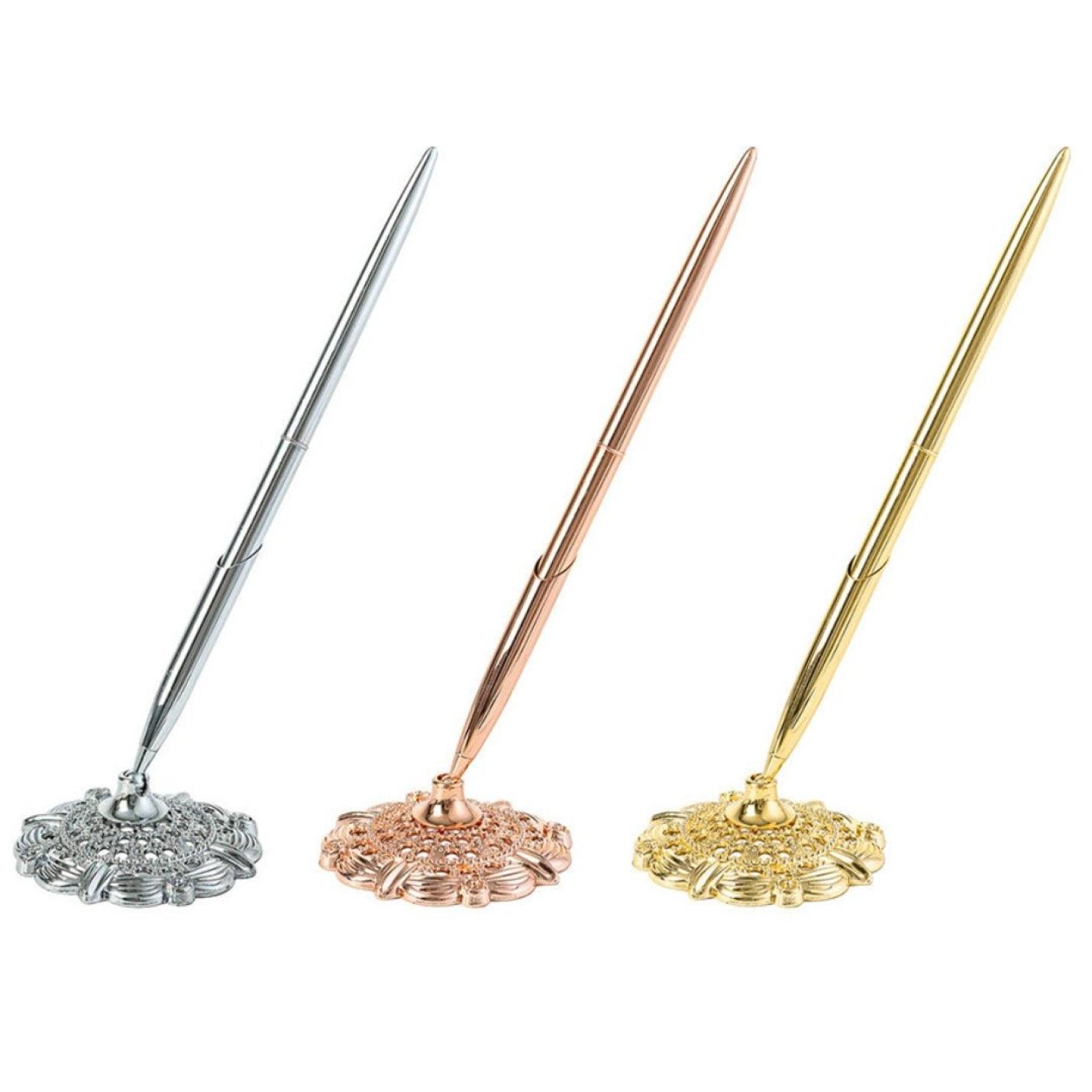 Drie elegante Schrijf met stijl en professionaliteit met deze elegante zakelijke metalen balpennen in zilver, roségoud en goud, elk met een bodem met bloemmotief en een comfortabele grip.