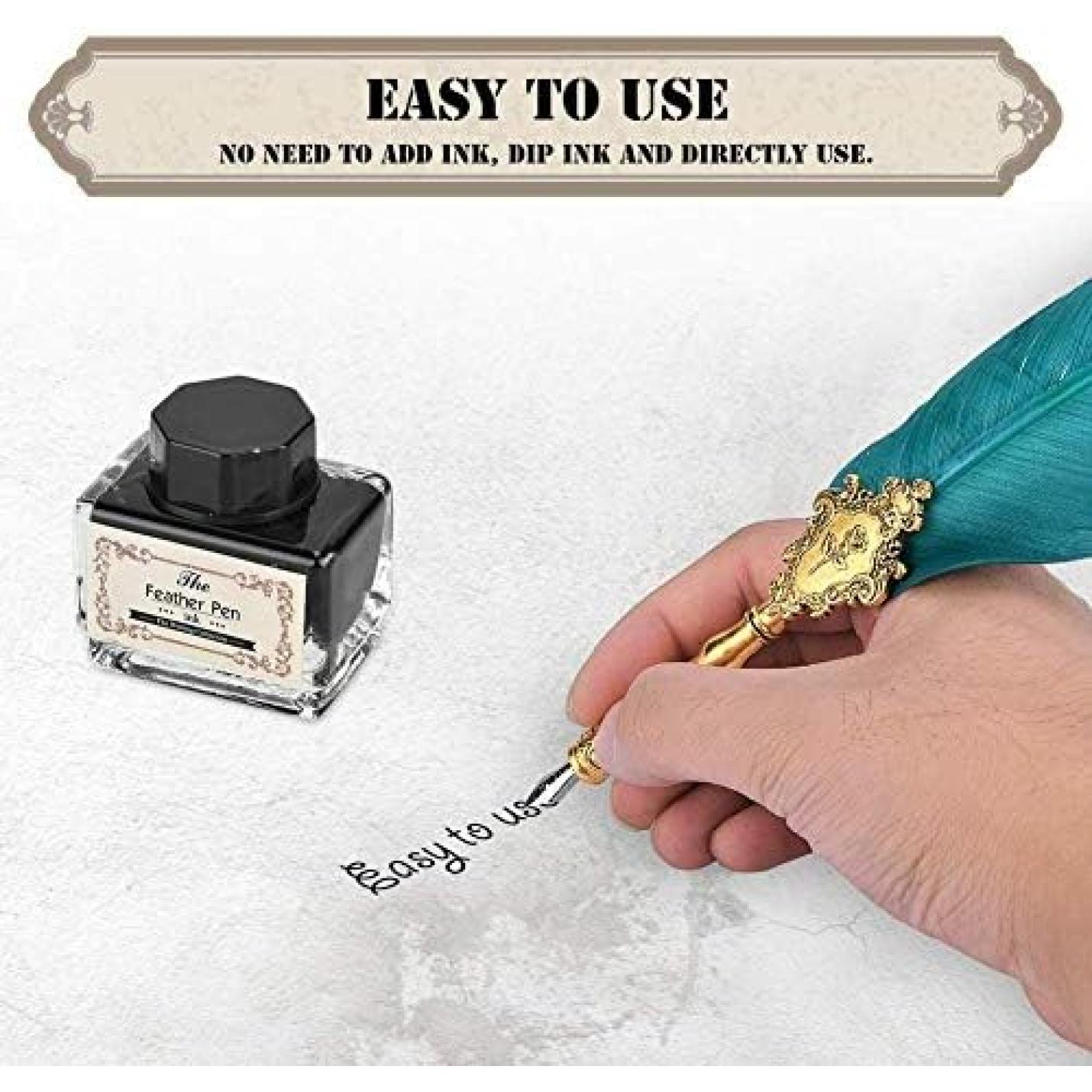 Een hand die met een Schrijven met veer vulpen schrijft op papier met een inktpot in de buurt, bijschrift "gemakkelijk te gebruiken".