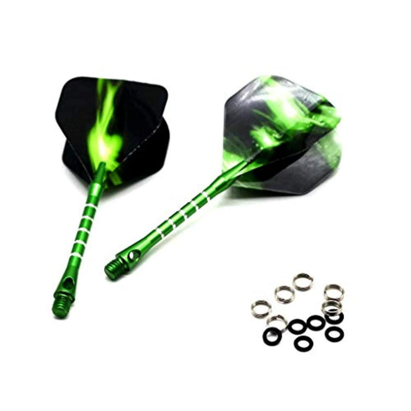 Twee groene dartflights met vlampatroon en zwarte dartpijlen, naast meerdere kleine zilveren ringen op een witte achtergrond.
