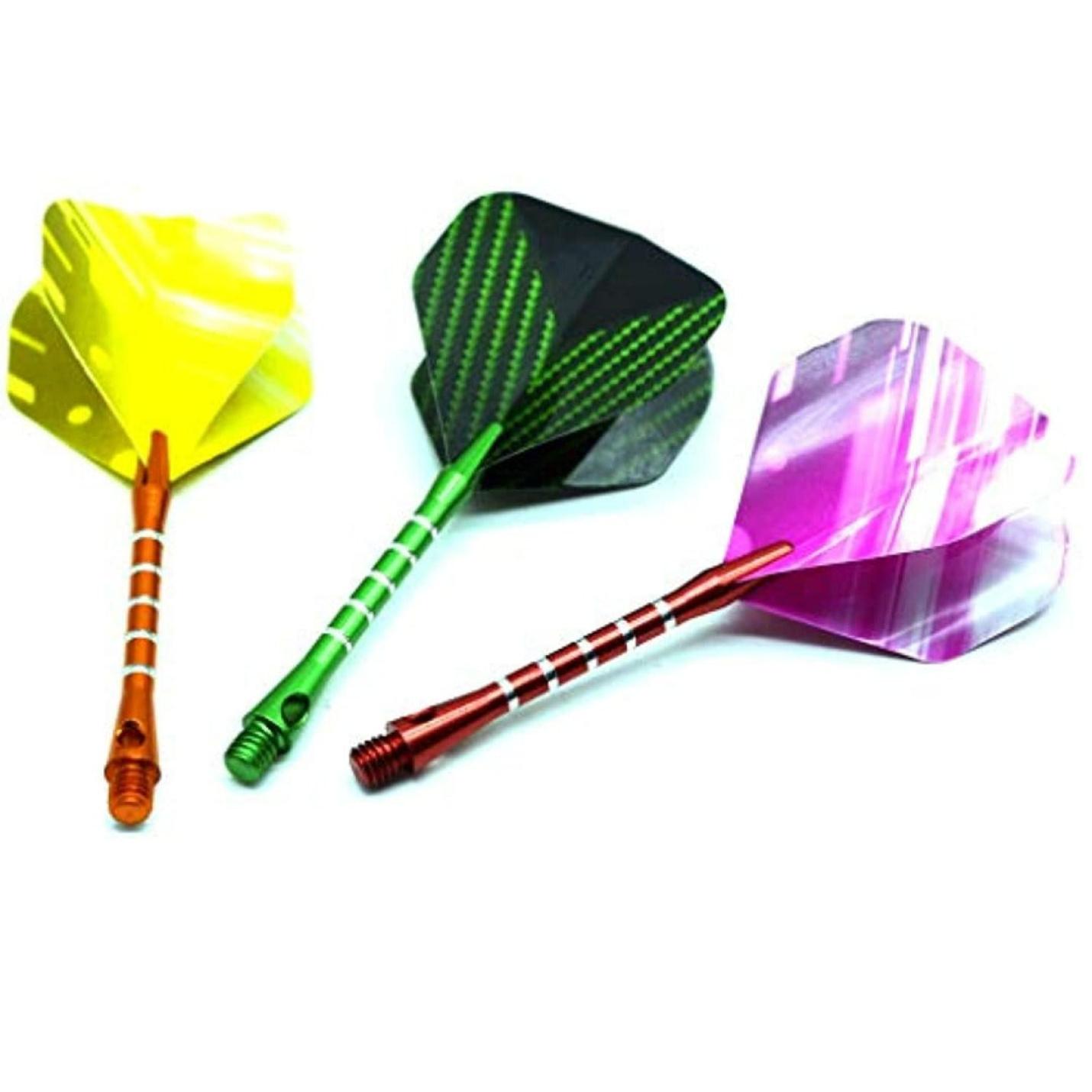 Vier kleurrijke dartvluchten en schachten geïsoleerd op een witte achtergrond, elk met verschillende patronen en tinten, essentieel voor elke versier je dartspel met onze dartflights set - 66 stuks in diverse kleuren.