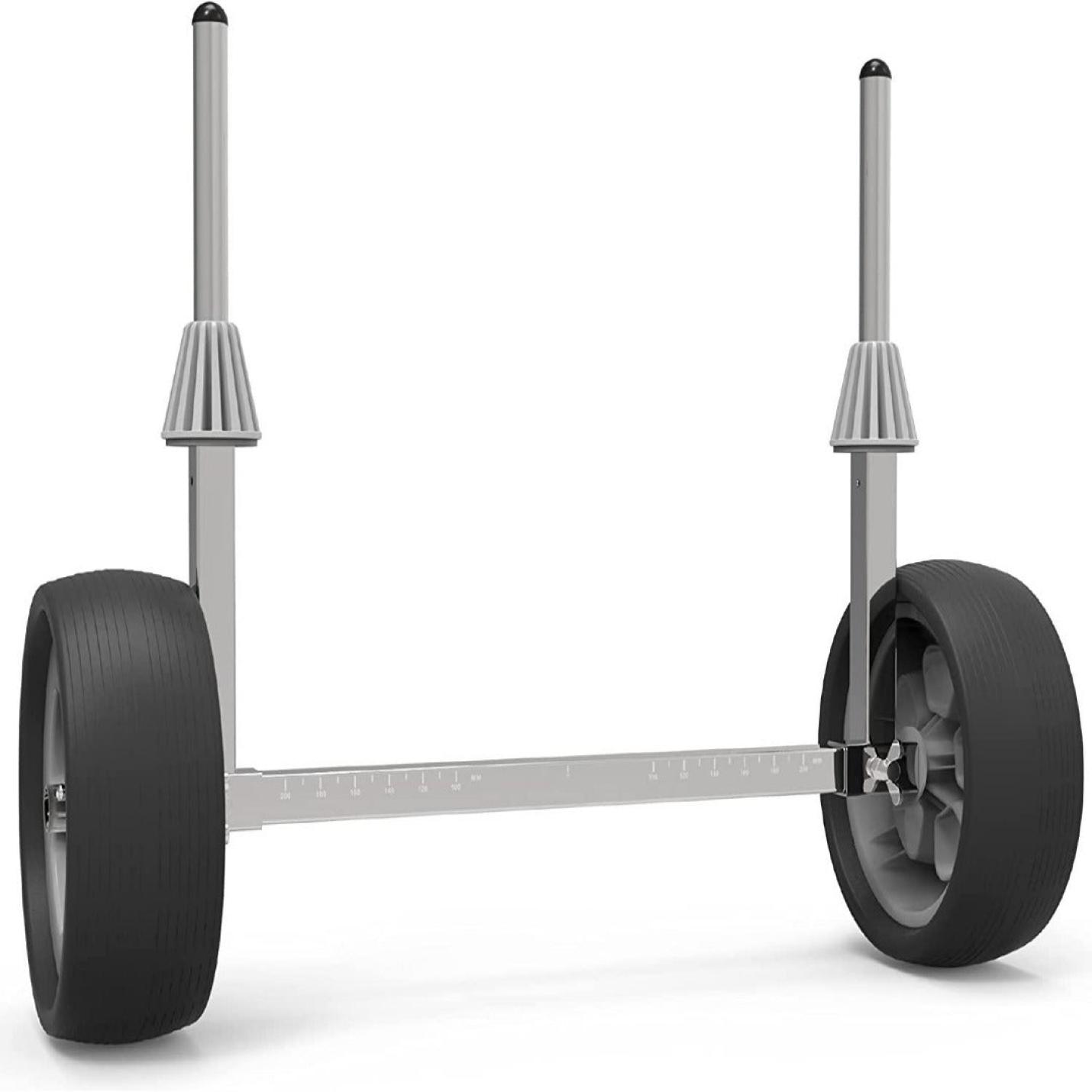 Een kajaktrolley met platte wielen, doorgaans gebruikt om een kajak moeiteloos en zonder stress of gedoe te vervoeren.