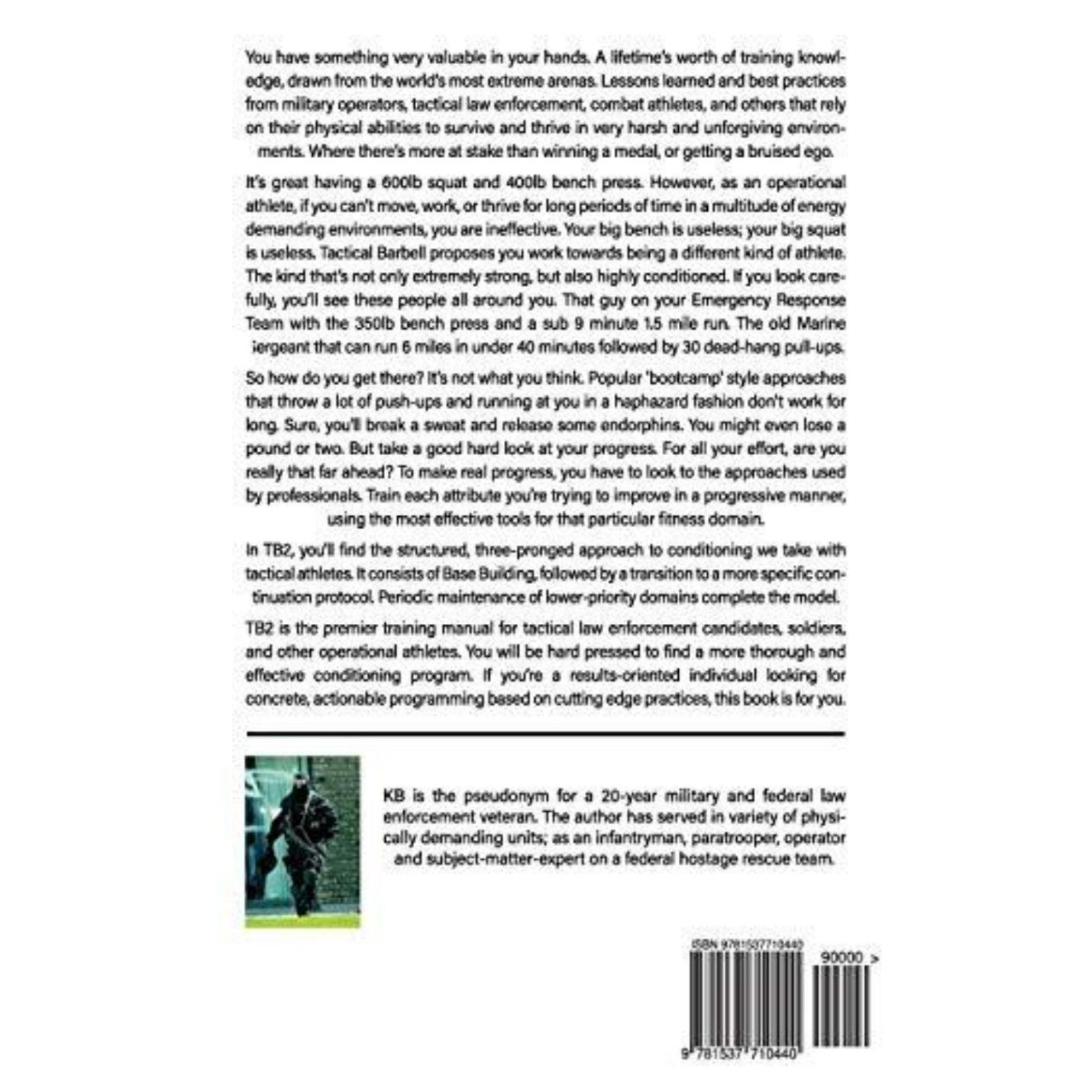 Achterkant van Tactical Barbell 2: Conditioning met beschrijvingstekst, informatie over de auteur, een streepjescode en een kleine afbeelding van een operationele atleet in militaire kledij die door een grasveld navigeert.