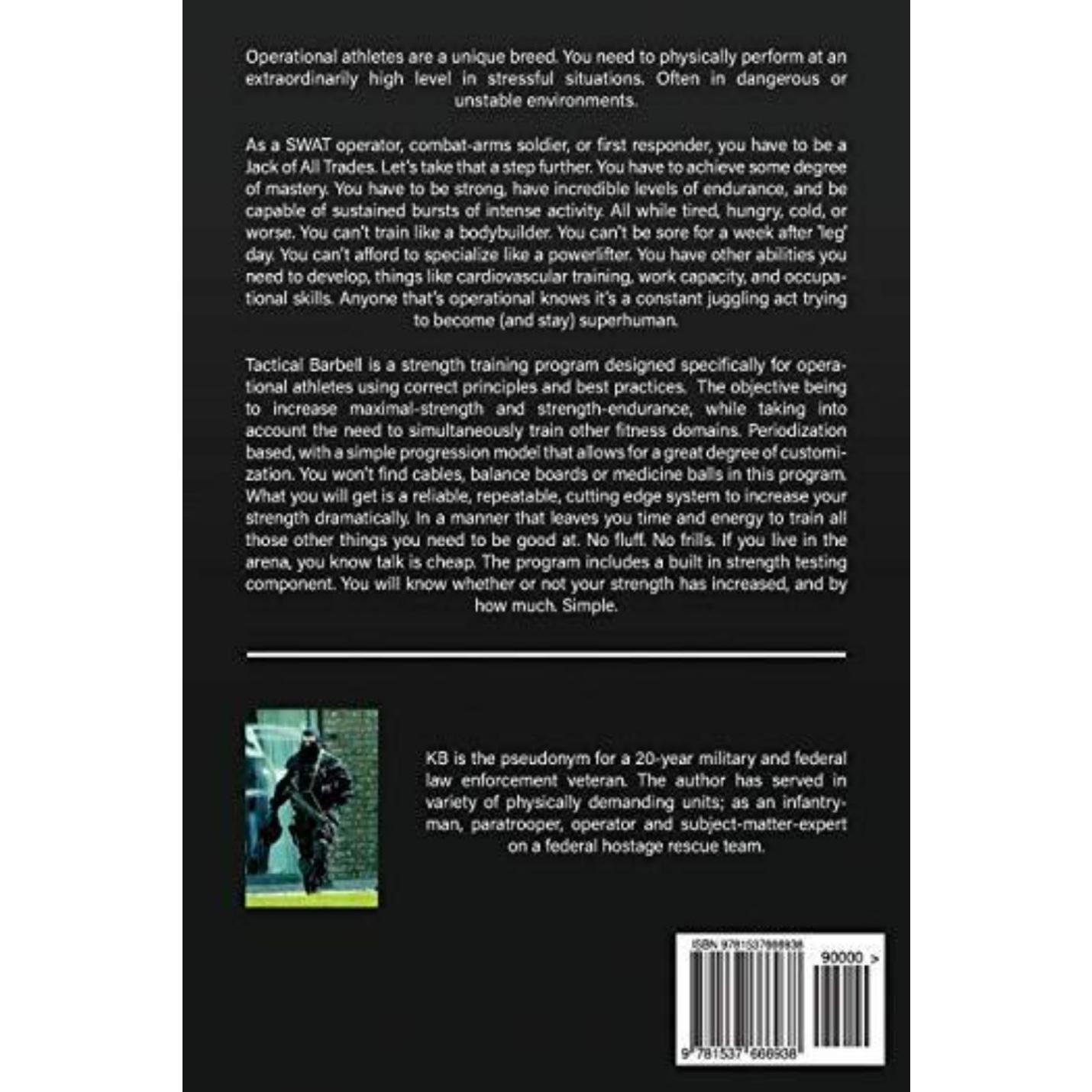 Zin met productnaam: Achterkant van een boek met de titel "Tactical Barbell: Definitive Strength Training for the Operational Athlete" met een tekstbeschrijving over een krachttrainingsprogramma voor operationele atleten, met de streepjescode onderaan weergegeven.