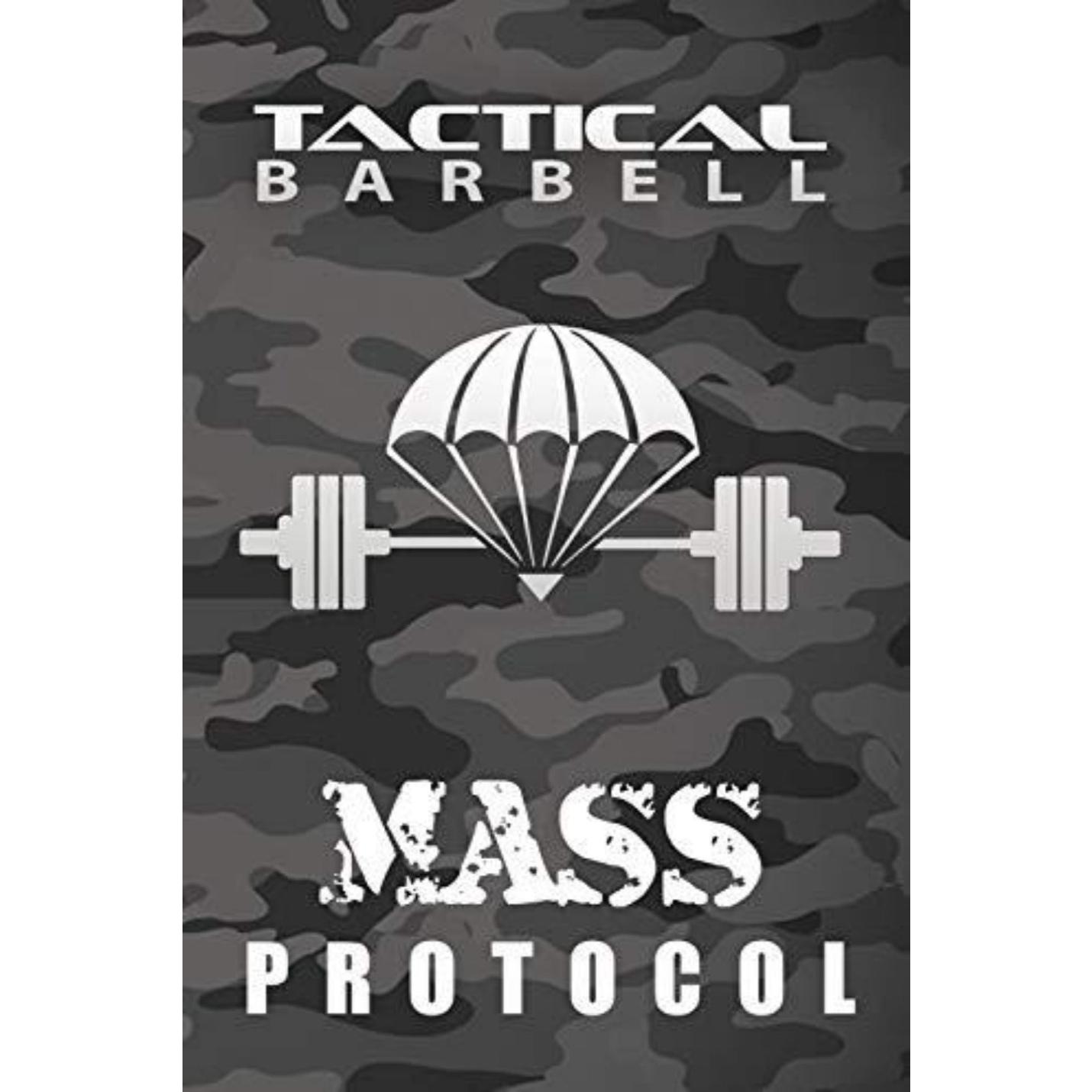 De cover van "Tactical Barbell: Mass Protocol (English Edition)" toont een parachute- en halterontwerp tegen een camouflageachtergrond, waarbij de spiermassa wordt benadrukt.