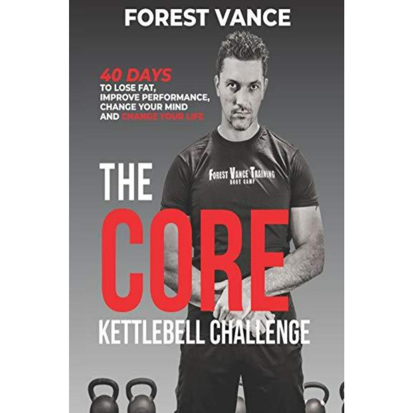 Man in een zwart t-shirt die reclame maakt voor de CORE Kettlebell Challenge: 40 dagen om vet te verliezen en spieren te krijgen.