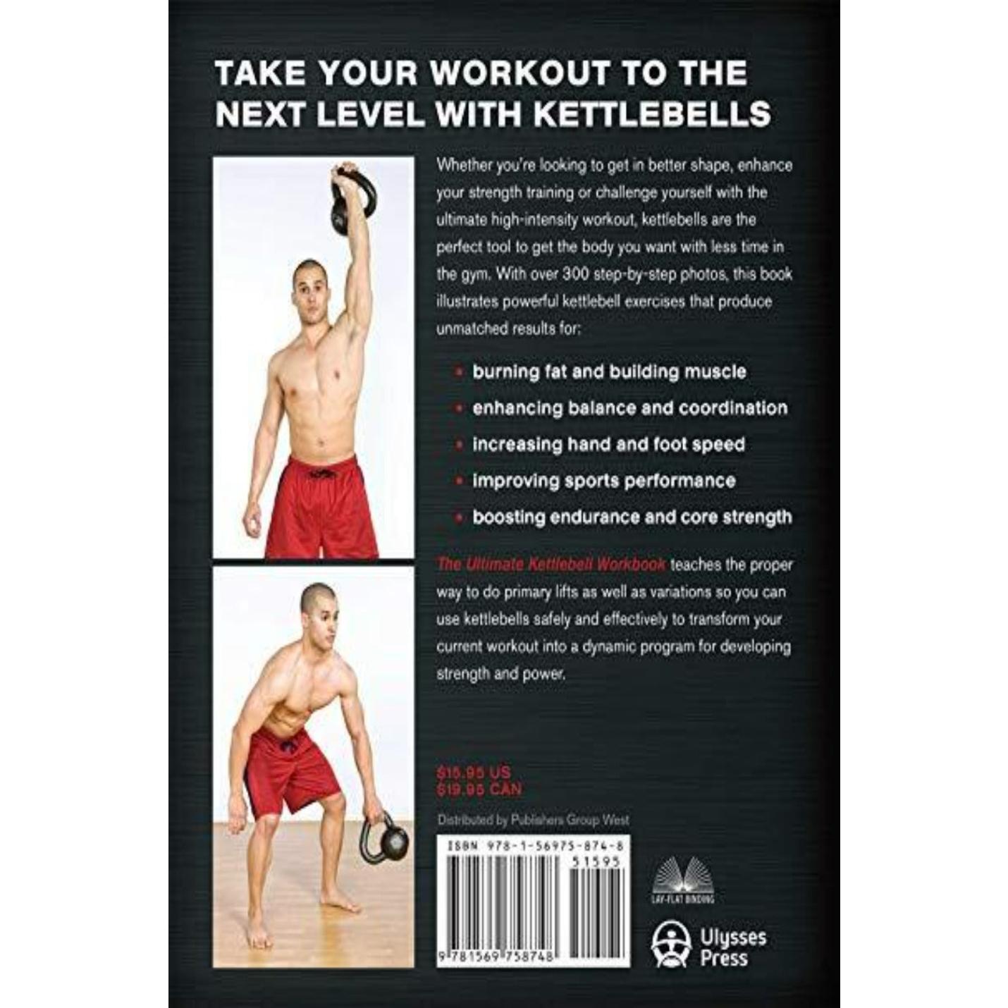 Man demonstreert een The Ultimate Kettlebells Workbook-oefening voor krachttraining met een instructieve boekomslag over kettlebell-trainingen op de achtergrond.