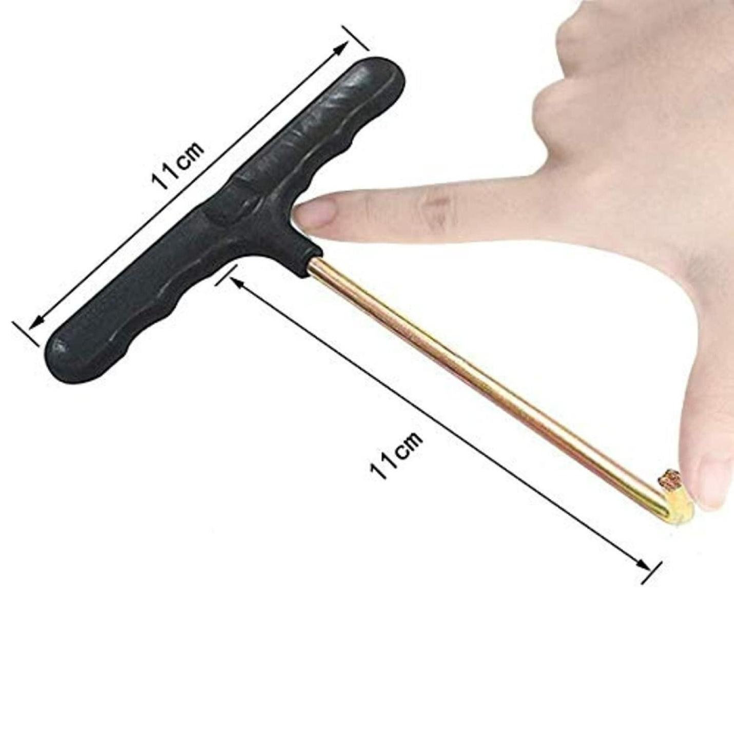 Een hand wijst naar een T-haakveertrekker met een houten handvat, met afmetingen aangegeven als 11 cm lang voor elke sectie.