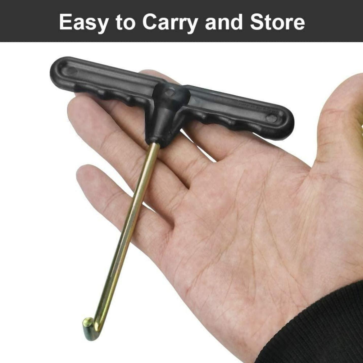 Een hand die een veersleutel voor trampoline vasthoudt met een koperen staaf, wat de draagbaarheid van het gereedschap benadrukt met de tekst "easy to carry and store" en gemaakt van hoogwaardig verzinkt materiaal.