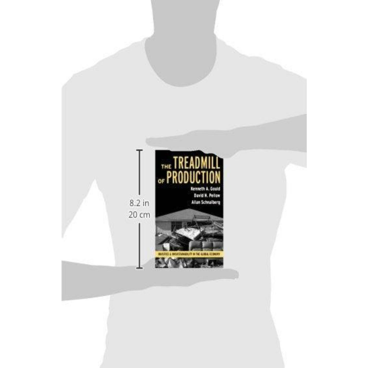 Persoon die een boek vasthoudt met de titel "Treadmill of Production: Injustice and Unsustainability in the Global Economy" door Kenneth A. Gould en Allan Schnaiberg, de omslag bevat industriële beelden die politiek-economische verschuivingen weerspiegelen.