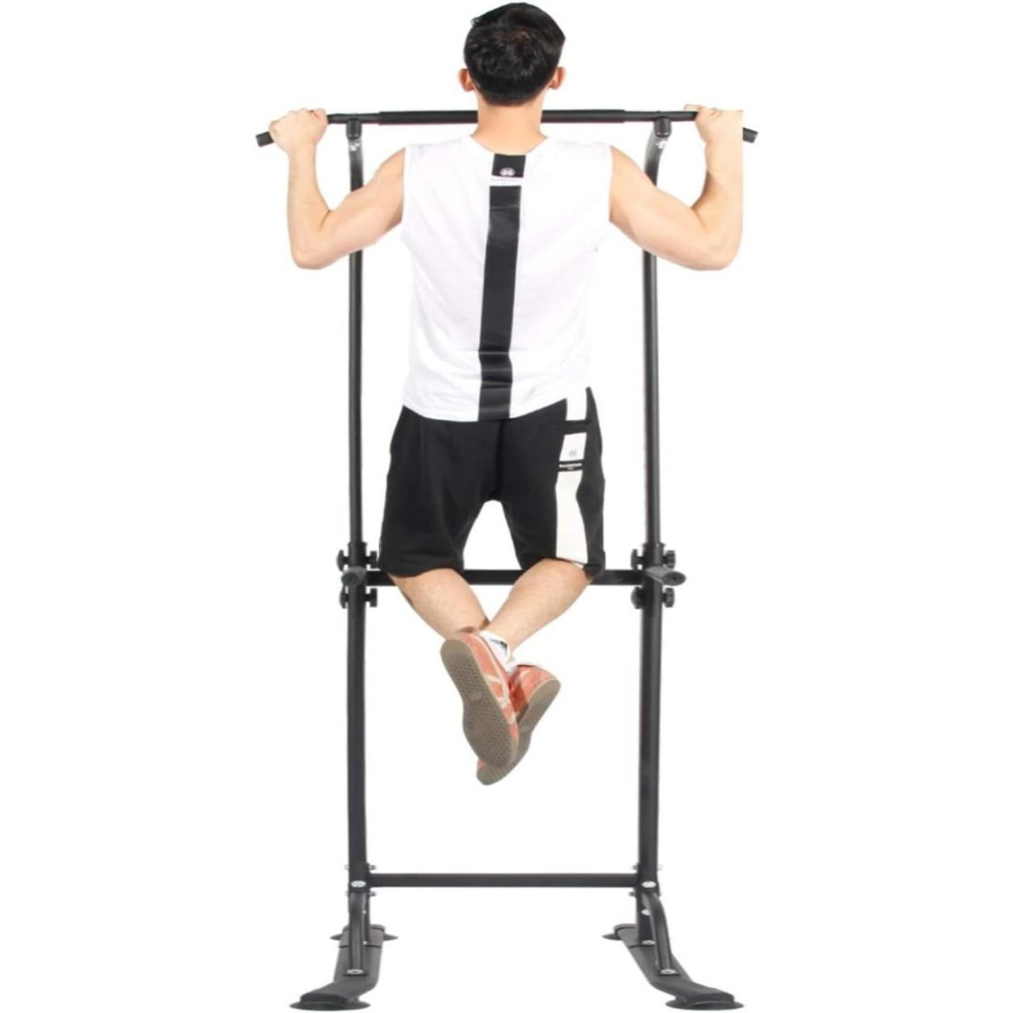 Een man in workoutkleding doet pull-ups op de Verbeter je workout met onze verstelbare powertower.