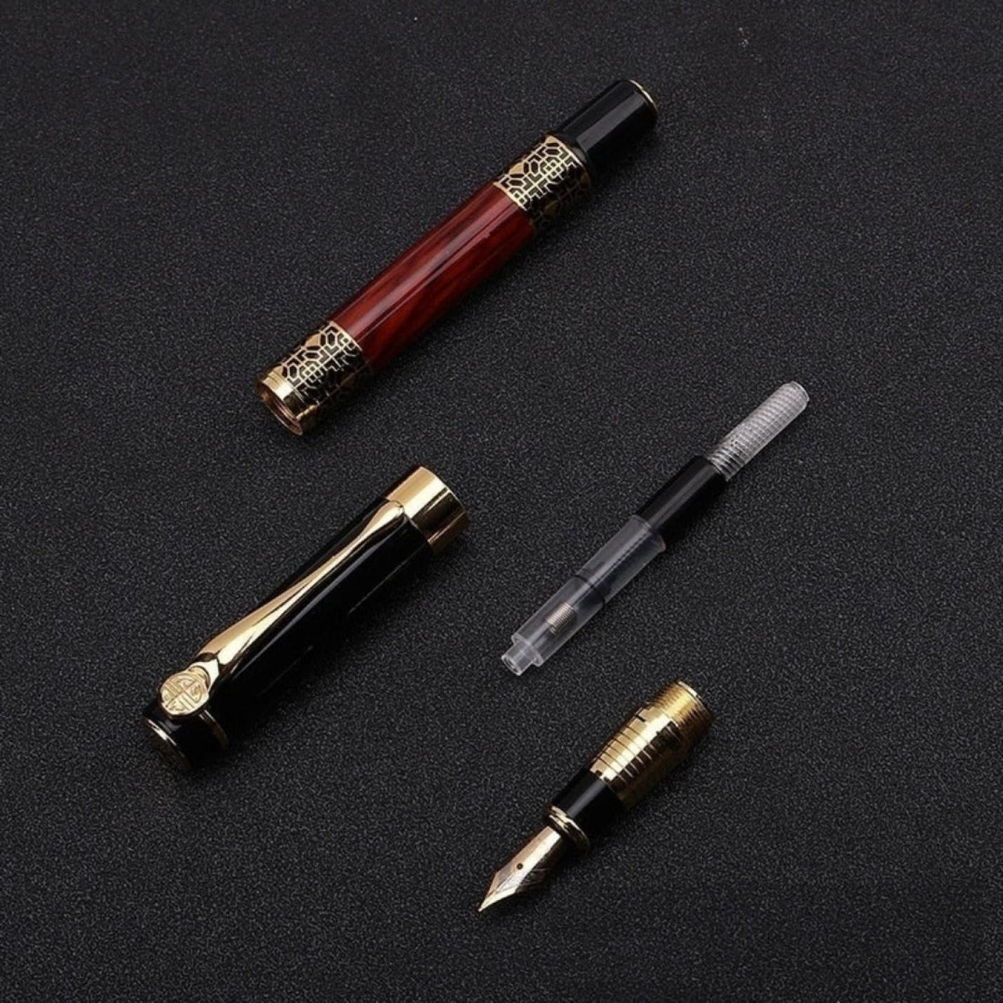 Gedemonteerd Verrijk uw schrijfervaring met onze klassieke houtnerf vulpen opgemaakt op een donkere achtergrond.