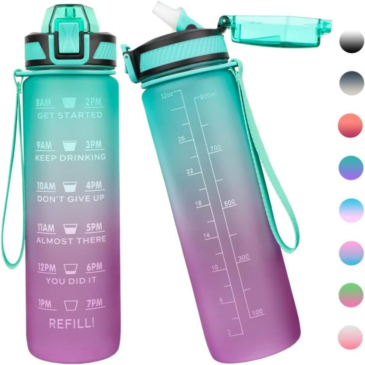 Twee motiverende waterflessen van 1 liter met tijdmarkeringen, één blauwgroen en één paars, weergegeven met open deksel, naast een kleurenpalet.
