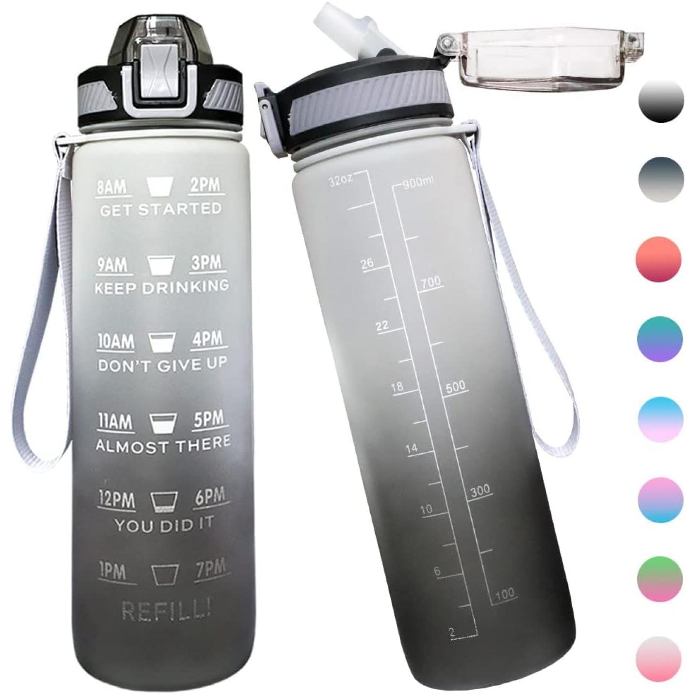 Twee motiverende 1 liter Houd je gehydrateerd en gemotiveerd! waterflessen met tijdmarkeringen en bandjes, één grijs en één transparant, afgebeeld met kleuropties en afneembare deksels.