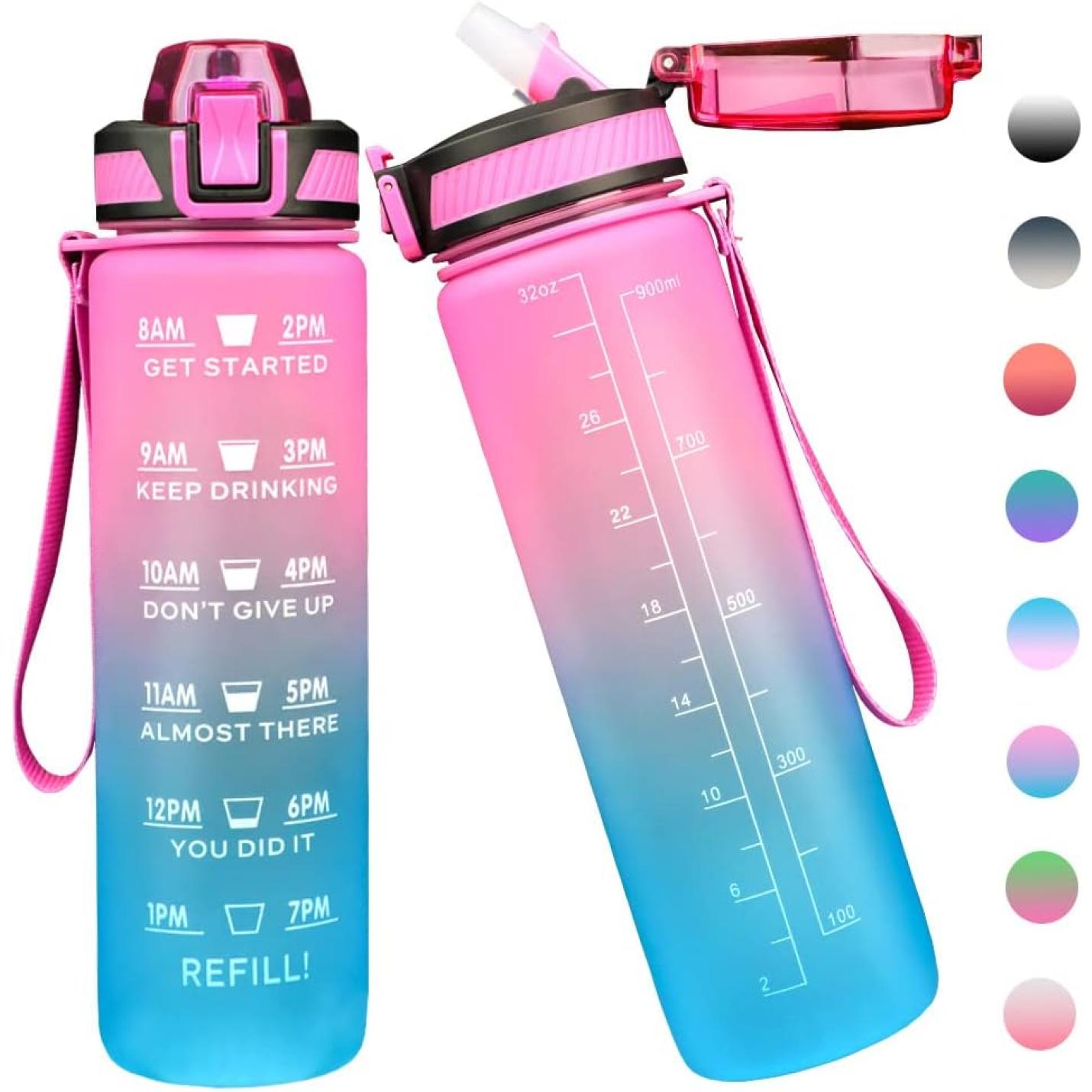 Twee HYDRO CELL-waterflessen van 1 liter met tijdmarkeringen, opklapbare deksels en draagriemen, één in blauw naar roze en de andere in roze naar blauw verloop.