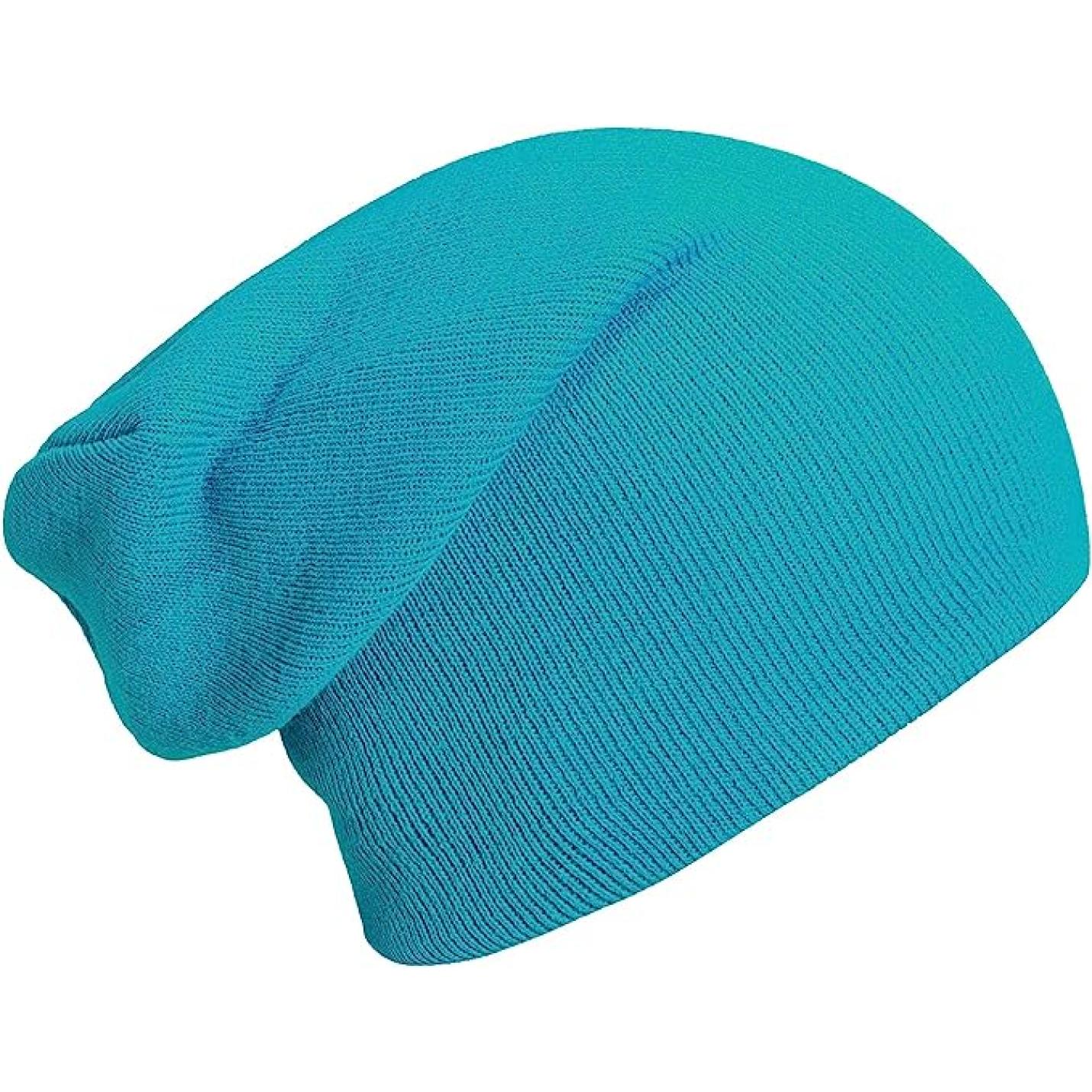 Blauw gebreide perfecte wintermuts voor dames en heren op een witte achtergrond.