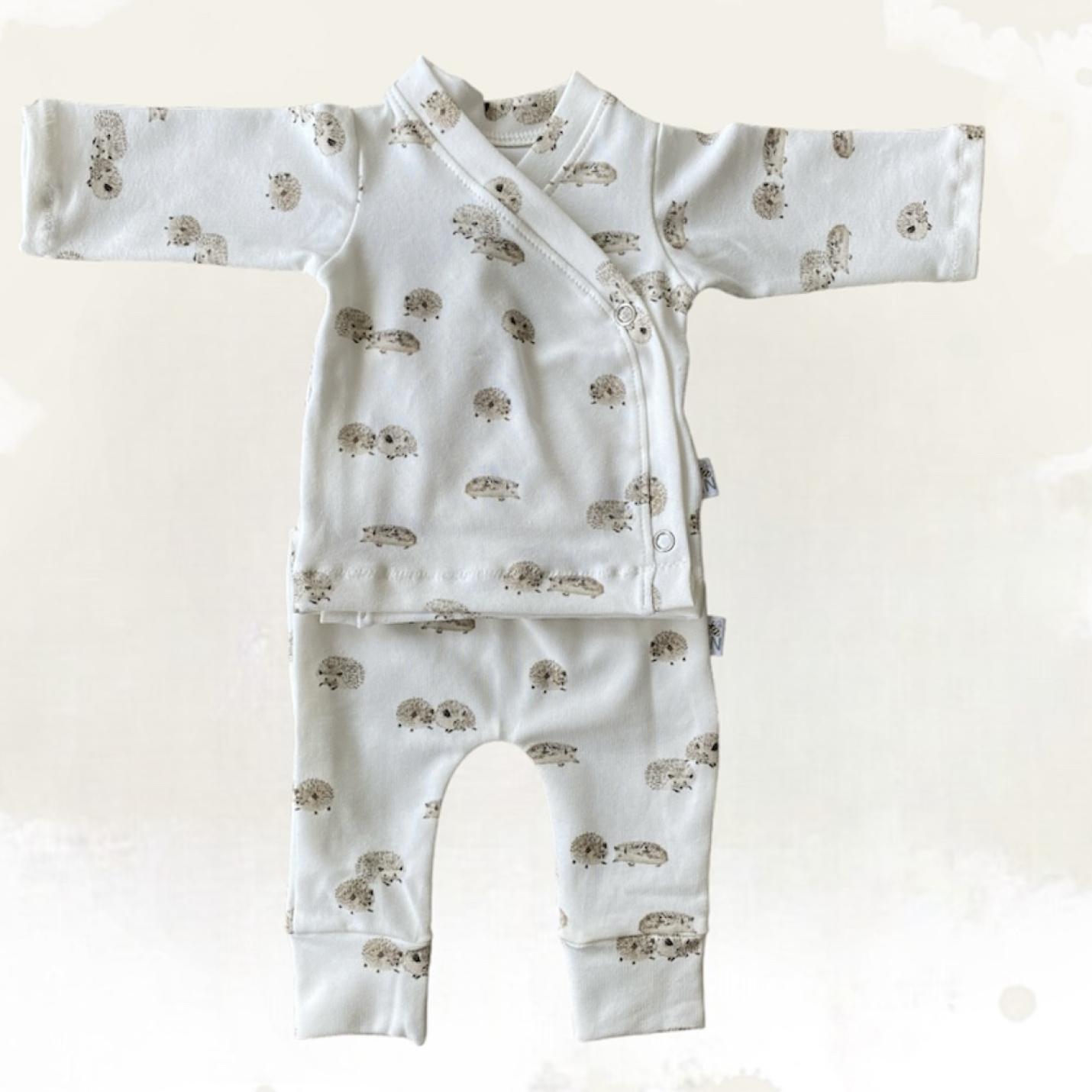 Kleding set Egeltjes is een broekje en overslagshirtje met lange mouwen en off- white kleur met beige egeltjes print erop