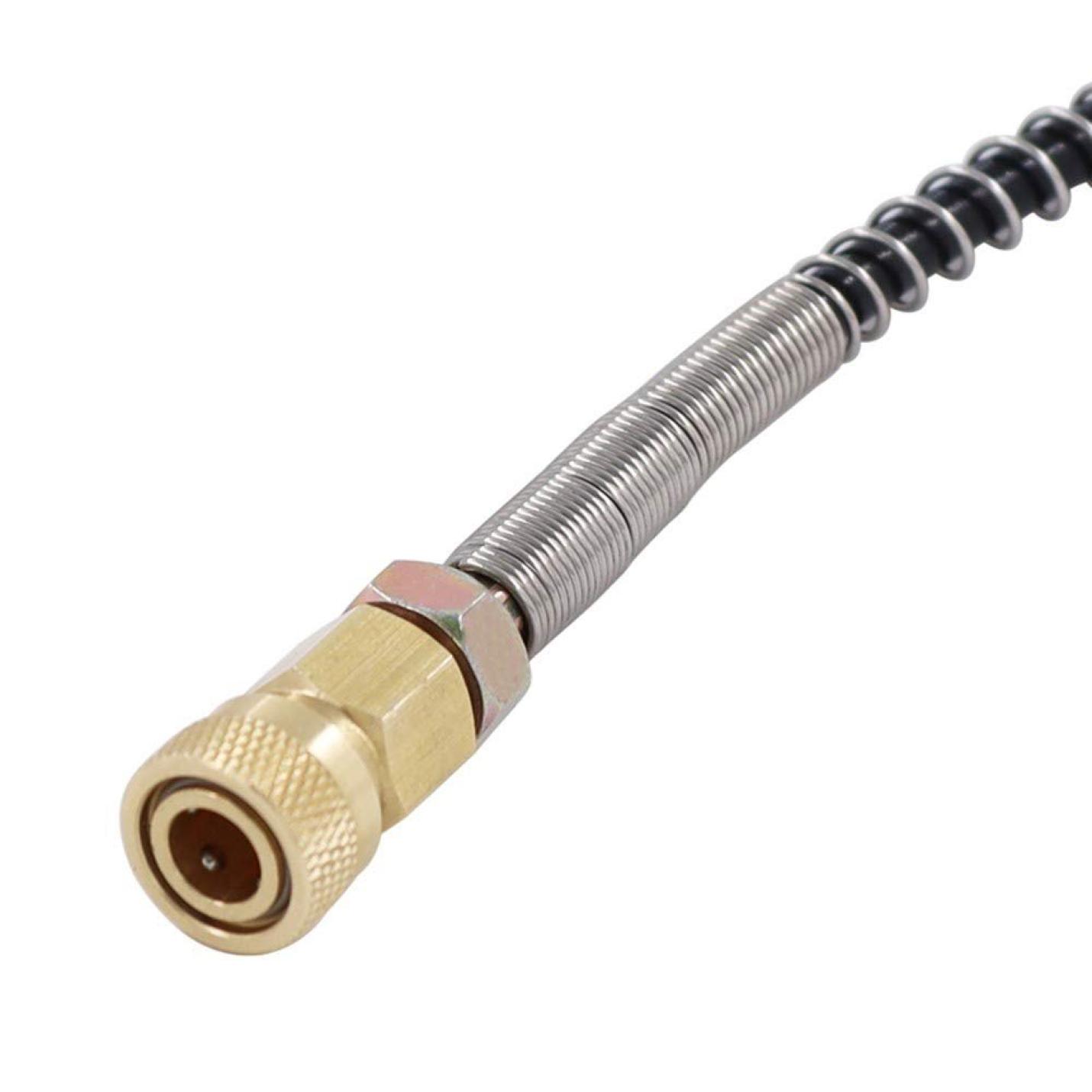 Close-up van een flexibele metalen slang met aan één uiteinde een koperen fitting, veel gebruikt in Ontketen onderwateravonturen met onze zuurstofcilinder - Duik dieper, adem vrij! toepassingen.