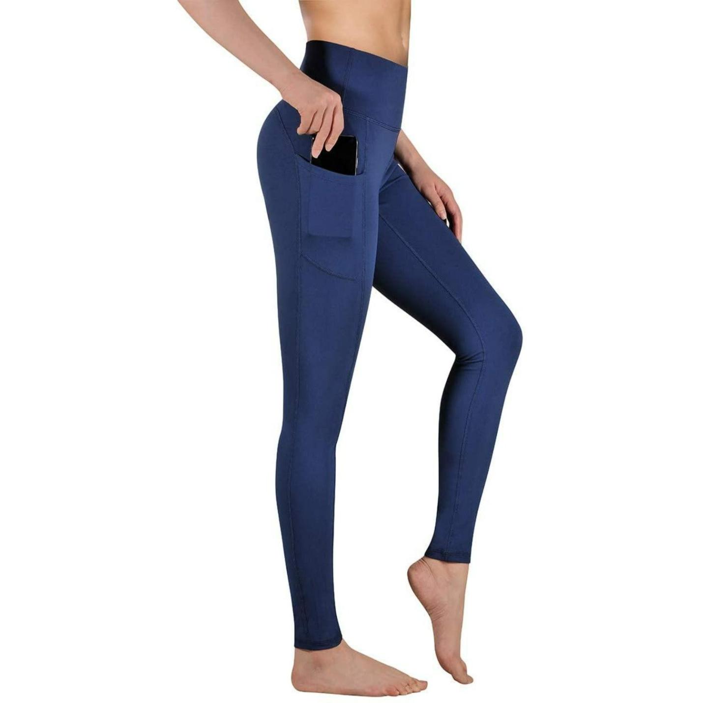 Vrouw in hoge taille legging dames - Comfortabele, ondoorzichtige sportlegging voor sport en fitness met een smartphone in de zijzak, staande op één been, geïsoleerd op een witte achtergrond.
