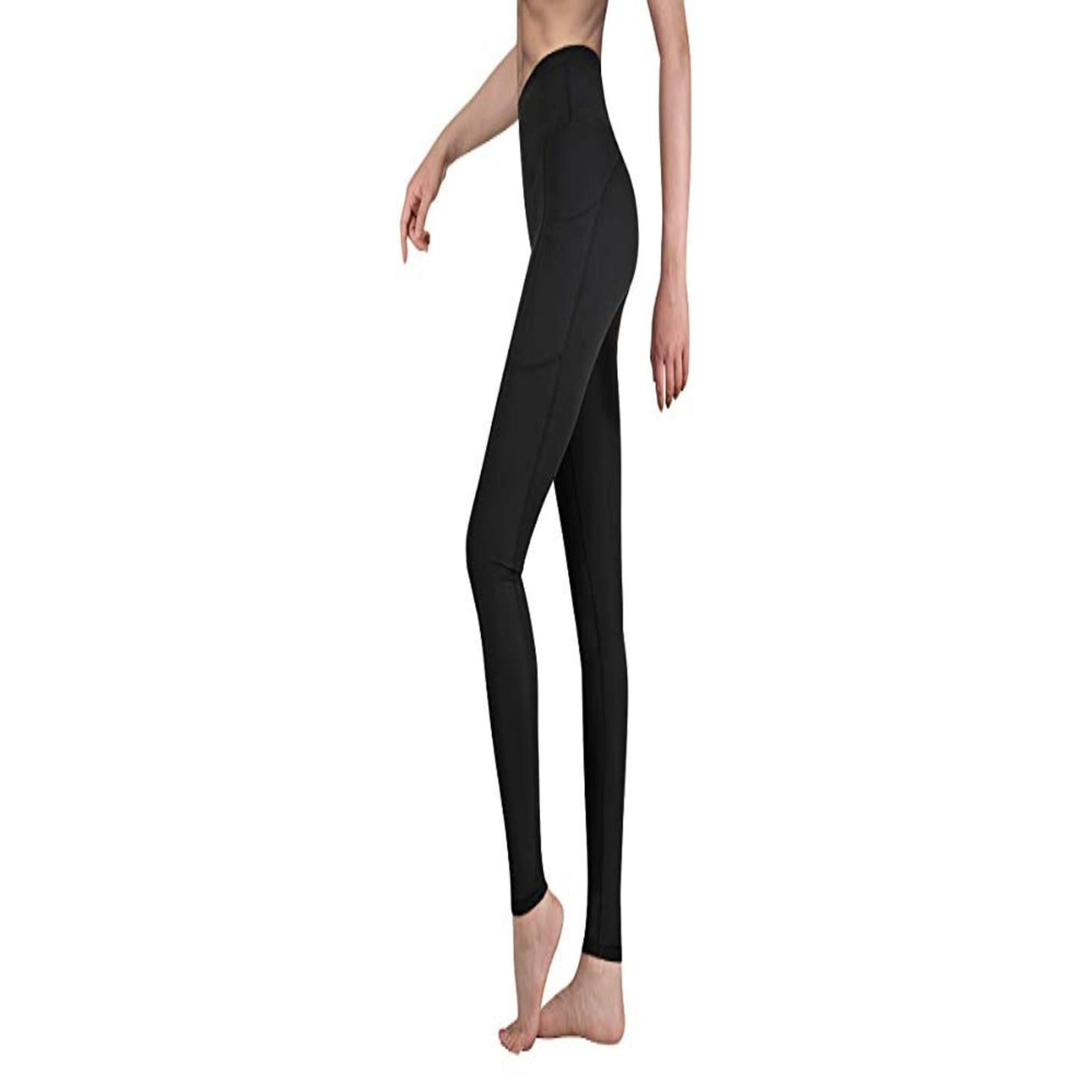 Zijaanzicht van een persoon die een zwarte dameslegging met hoge taille draagt, die de pasvorm en stijl op een effen achtergrond weergeeft.
