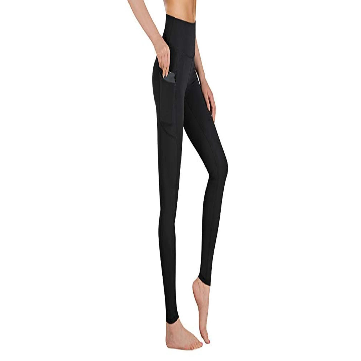 Vrouw draagt een Hoge taille legging dames met een zijzakje waarin ze een smartphone vasthoudt, staat in een zijwaartse pose.