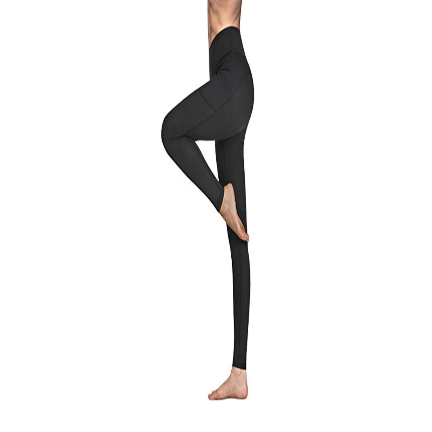 Een persoon in Hoge taille legging dames balancerend op één been in een yogaboom pose tegen een lege achtergrond.