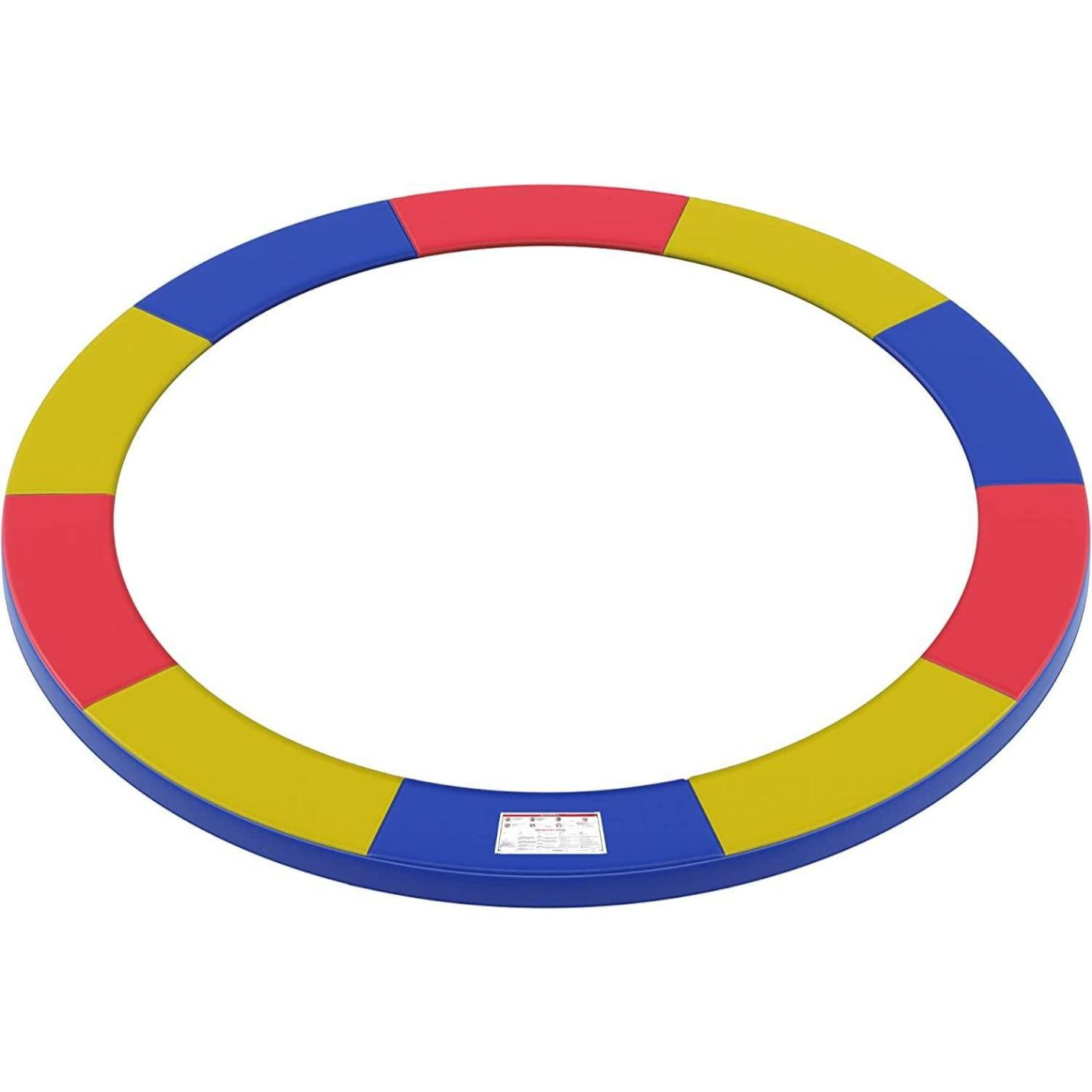 Een cirkelvormige evenwichtsbalk bestaande uit afwisselend blauwe, rode en gele segmenten, van bovenaf gezien, met een Trampoline Randafdekking voor extra veiligheid.