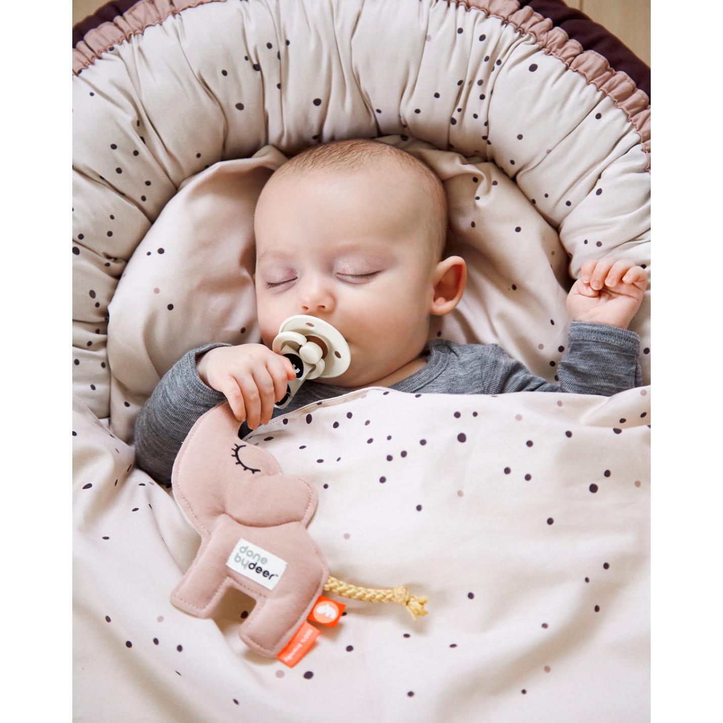 slapende baby met done by deer speenkoord