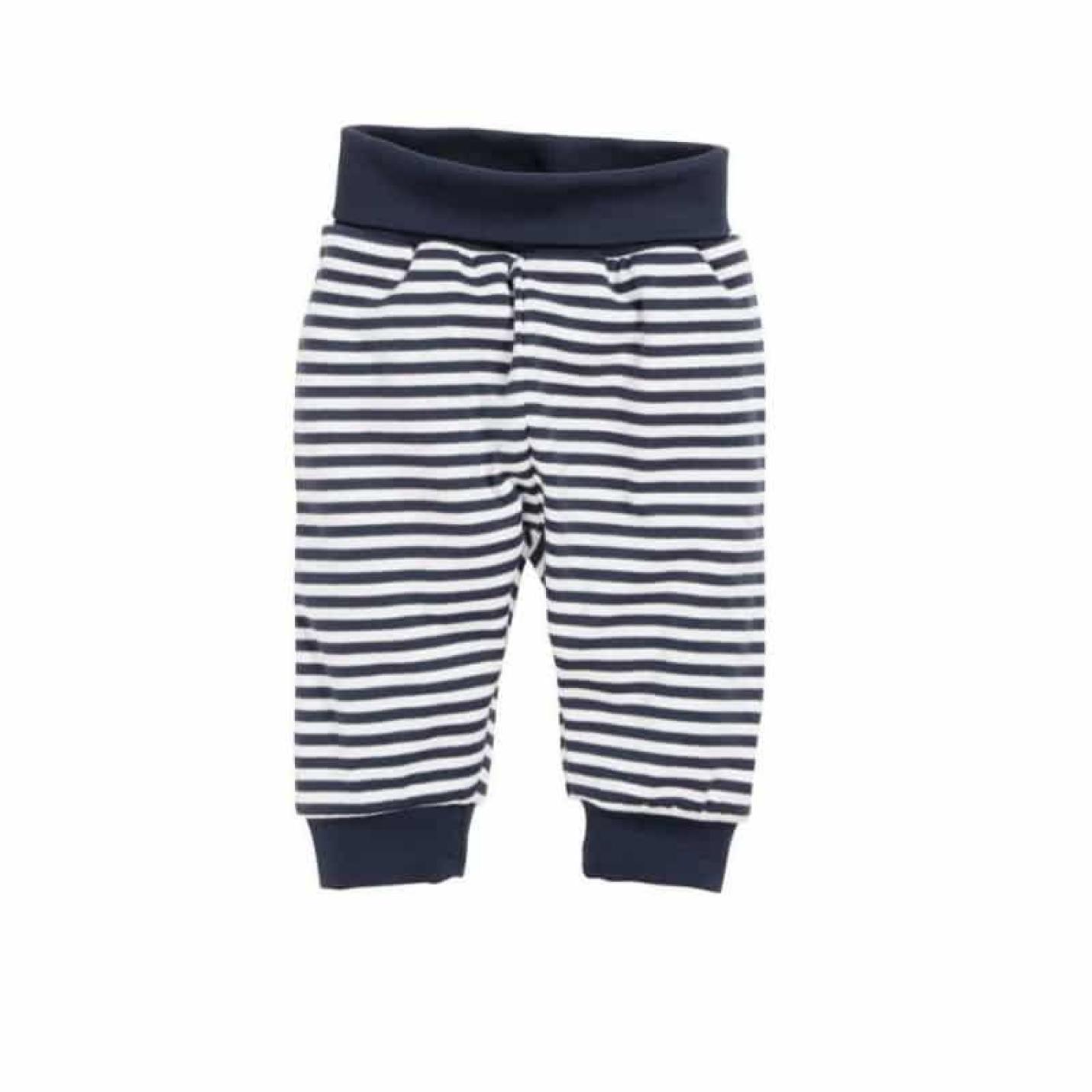 Broek Marineblauw Gestreept is een babybroekje met marineblauwe en witte strepen en elastische band boven en onderaan de broek
