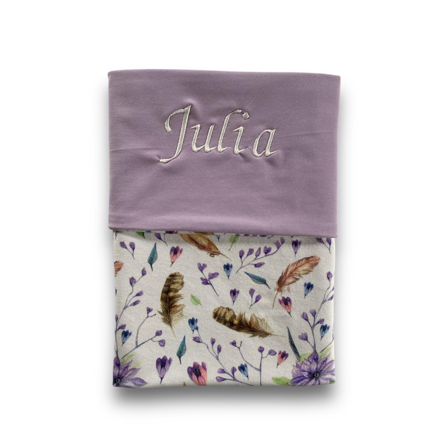 Couveuse dekentje veren lila opgevouwen geborduurd Julia