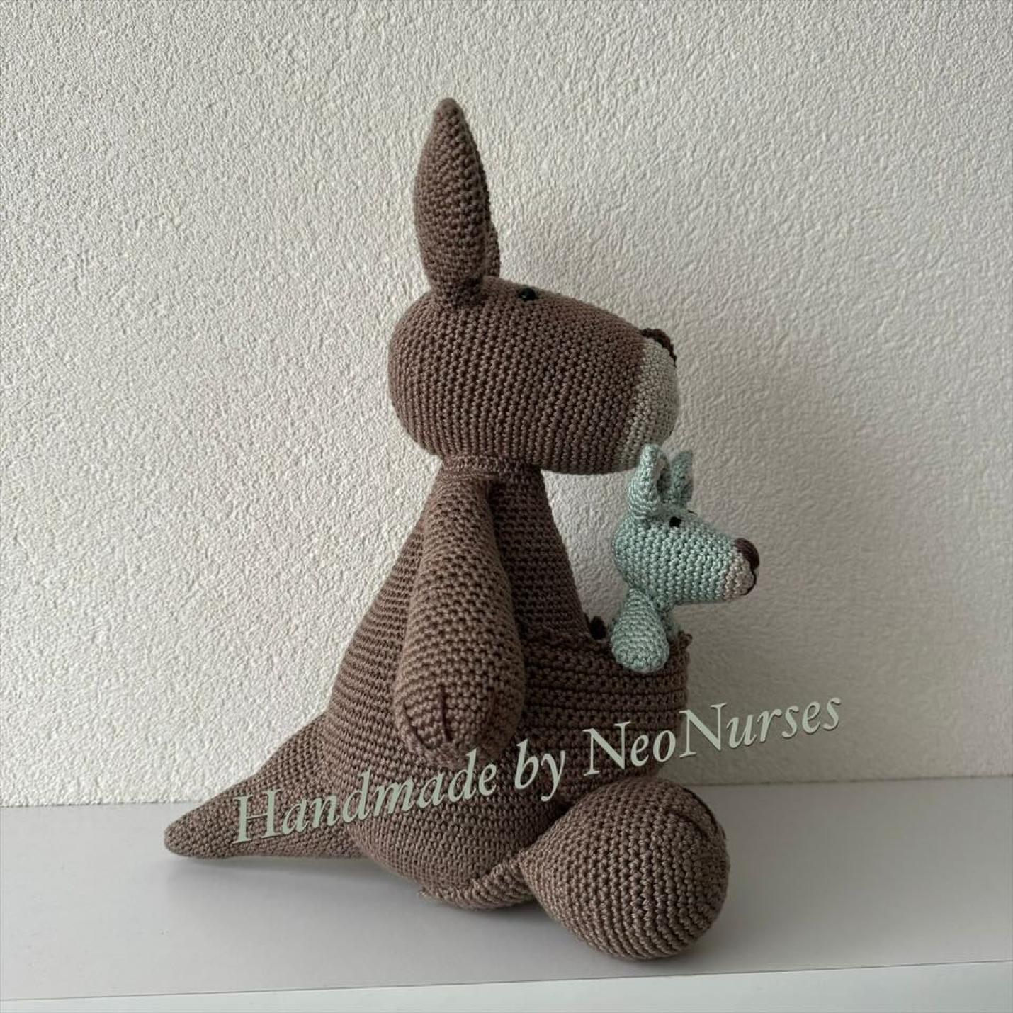 Kangoeroe Jip Taupe Gehaakte knuffel zijkant rechts