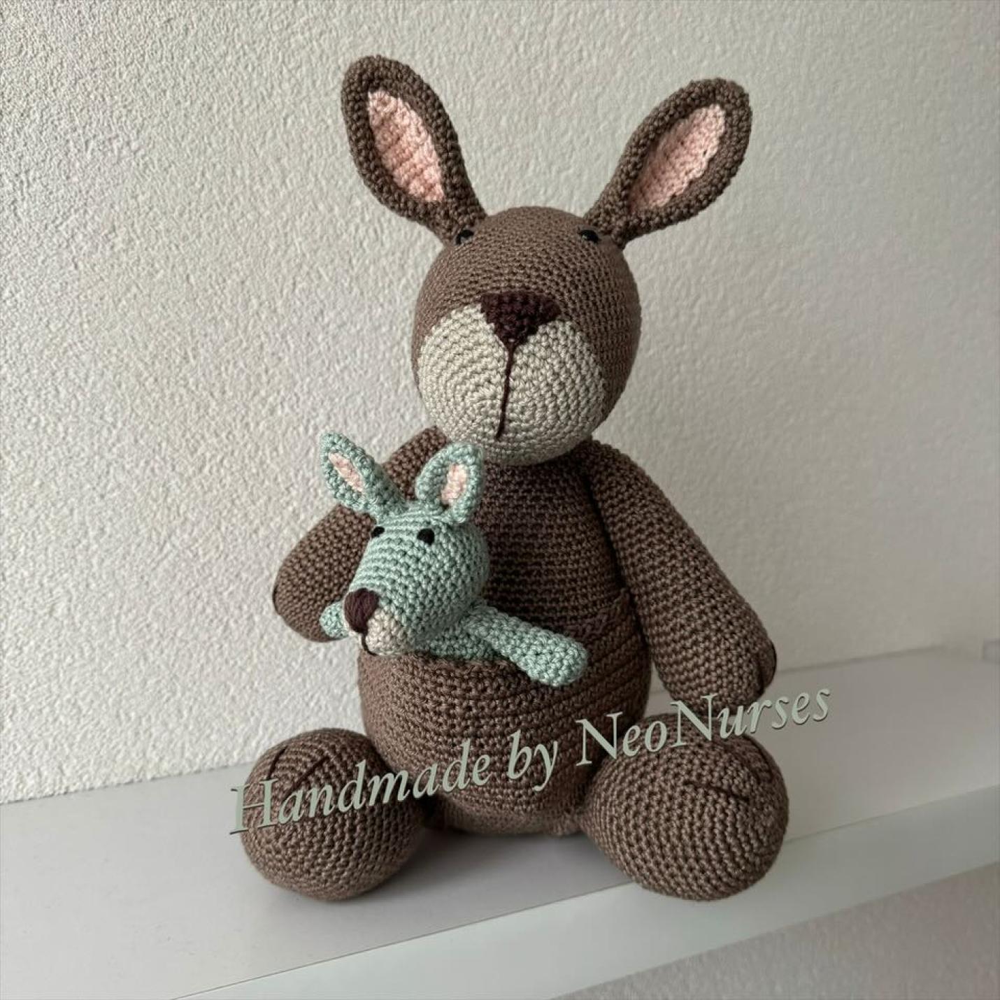 Kangoeroe Jip Taupe met kleintje in groen in de buidel Gehaakte knuffel voorkant