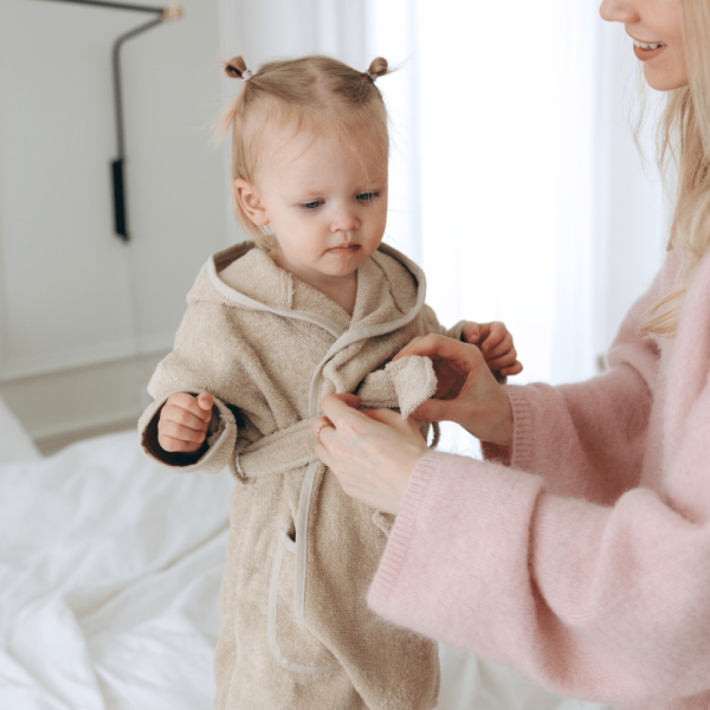 Funnies-baby-badjas-0-12mnd-kindje staand met vrouw die badjasje aandoet