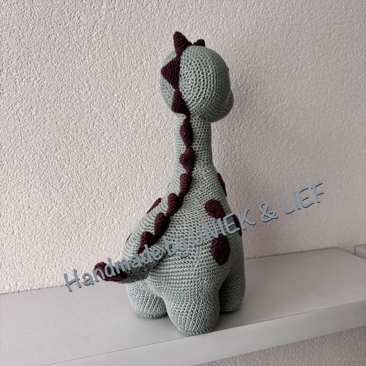 Gehaakte knuffel Dino Daantje groen met paars(ashes) stippen achterkant