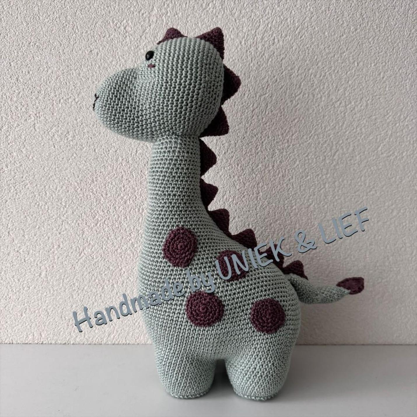 Gehaakte knuffel Dino Daantje groen met paars(ashes) stippen linker zijkant