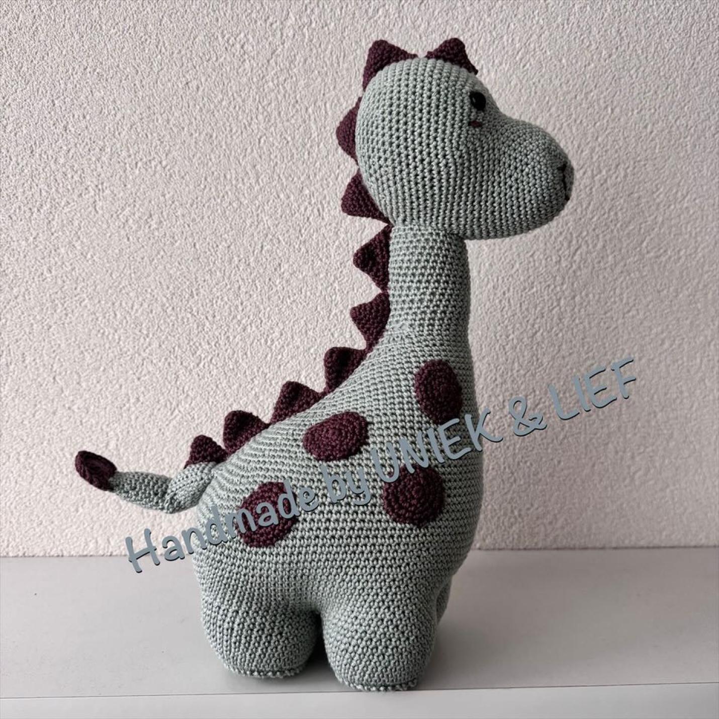 Gehaakte knuffel Dino Daantje groen met paars(ashes) stippen rechter zijkant