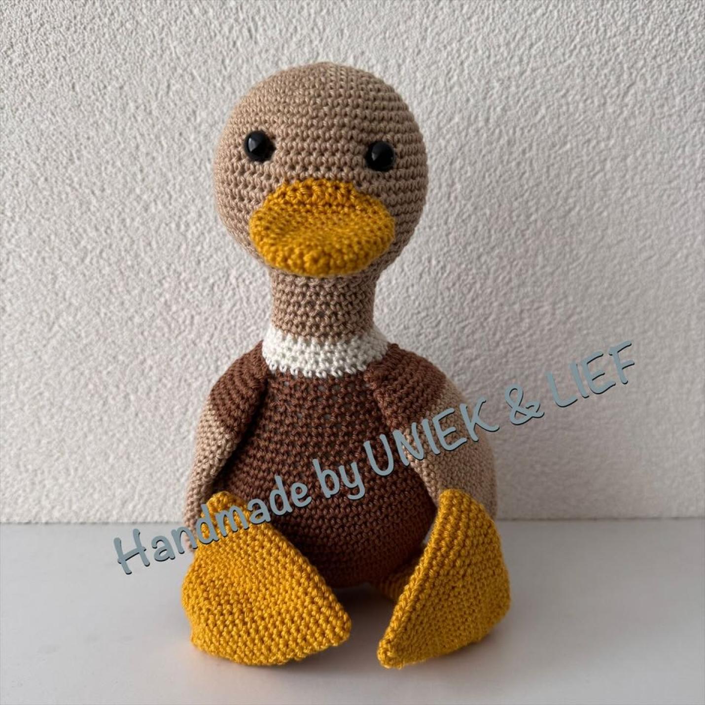 Gehaakte knuffel Eend Freddie bruintinten voorkant