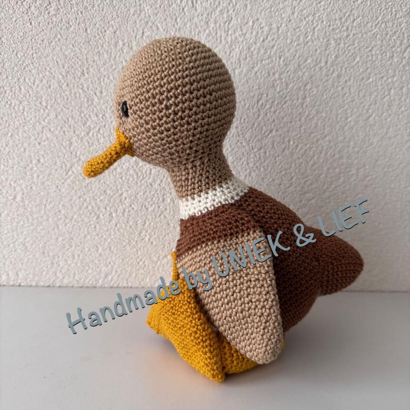 Gehaakte knuffel Eend Freddie bruintinten zijkant