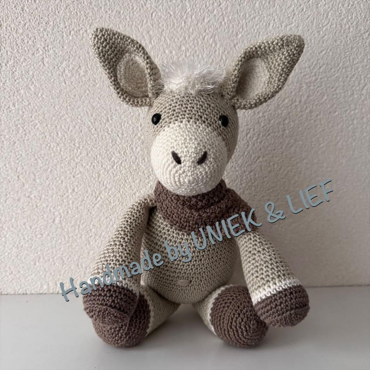 Gehaakte knuffel Ezel Elliott linnen met taupe sjaal voorkant