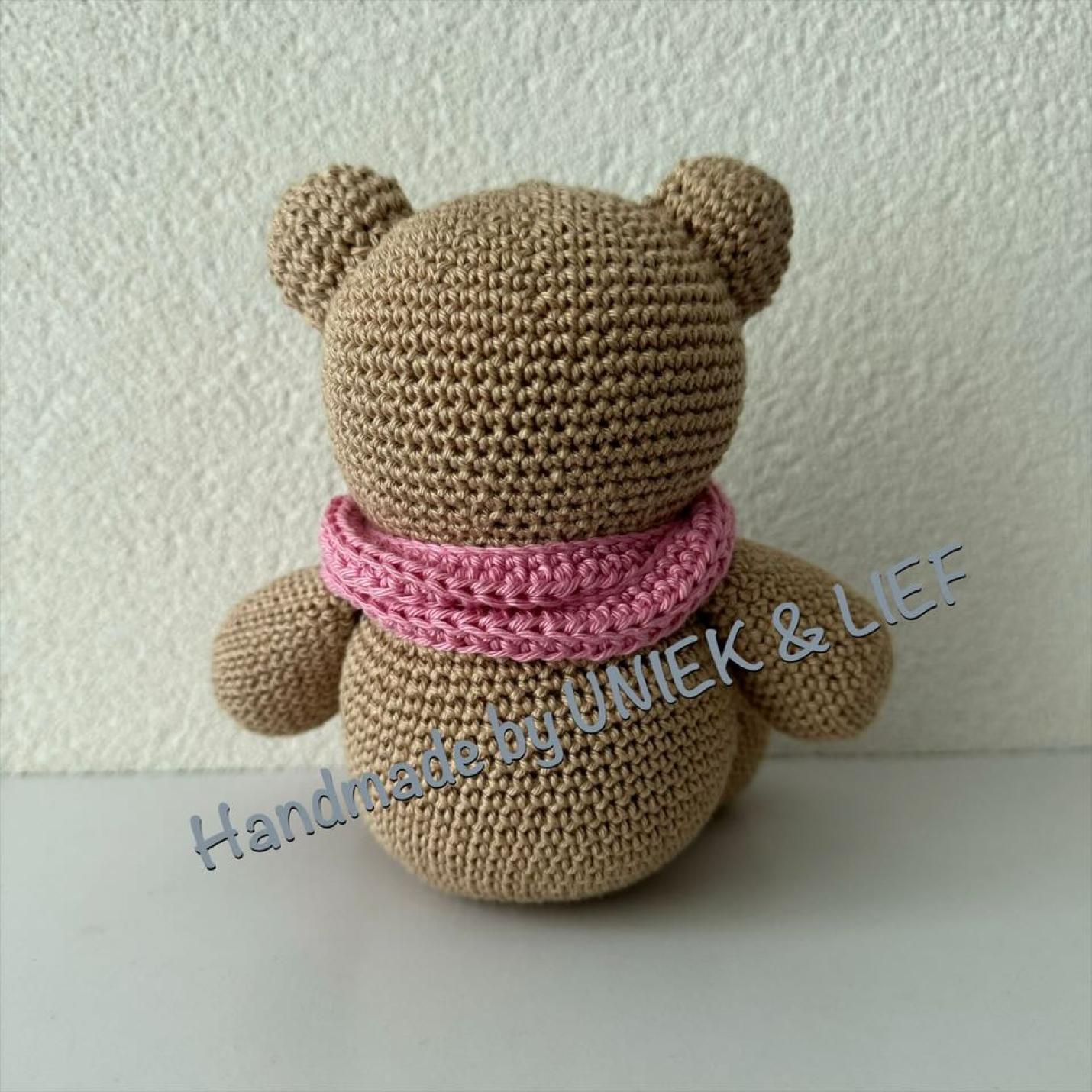 Gehaakte knuffel Forever Friends beertje met roze sjaal achterkant