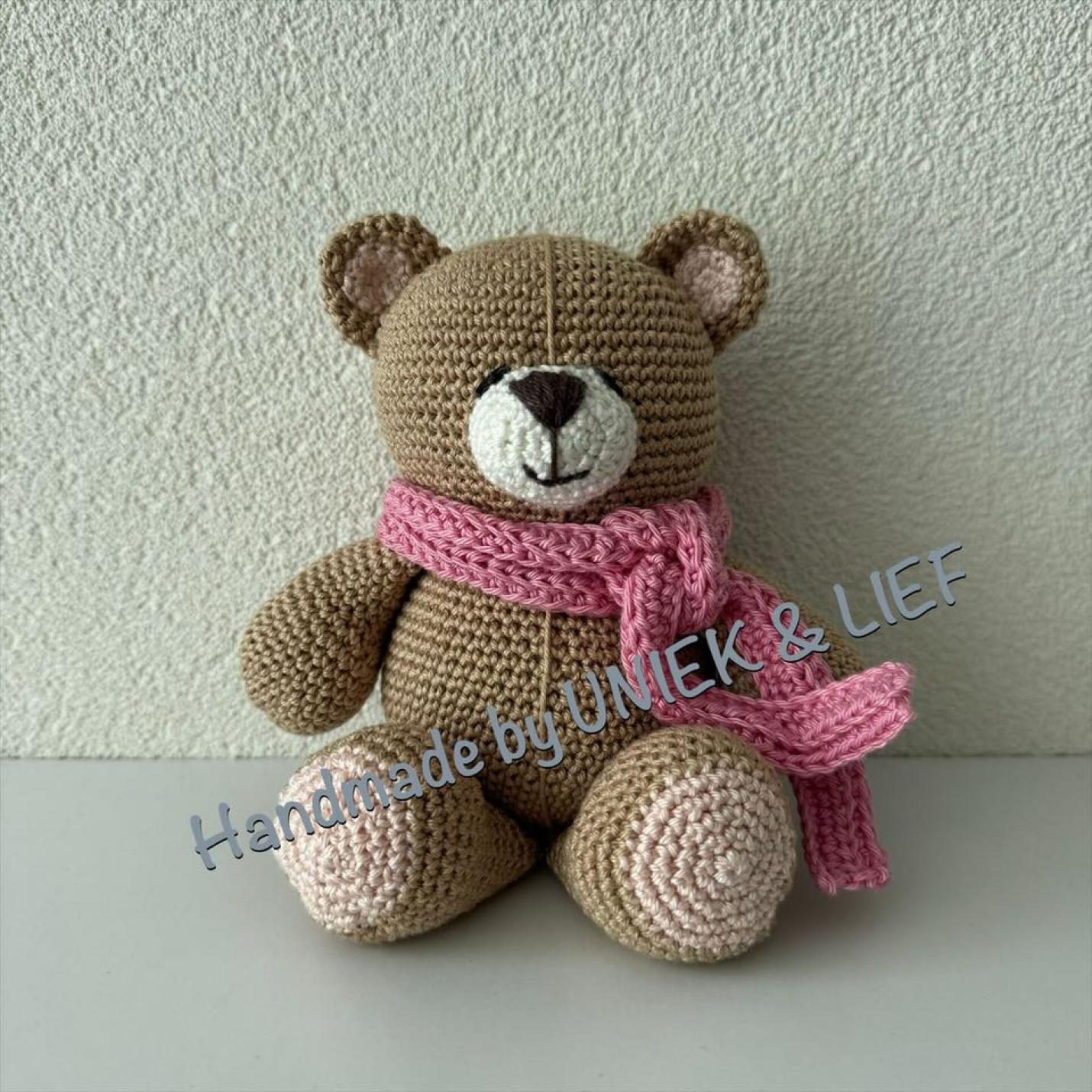 Gehaakte knuffel Forever Friends beertje met roze sjaal voorkant