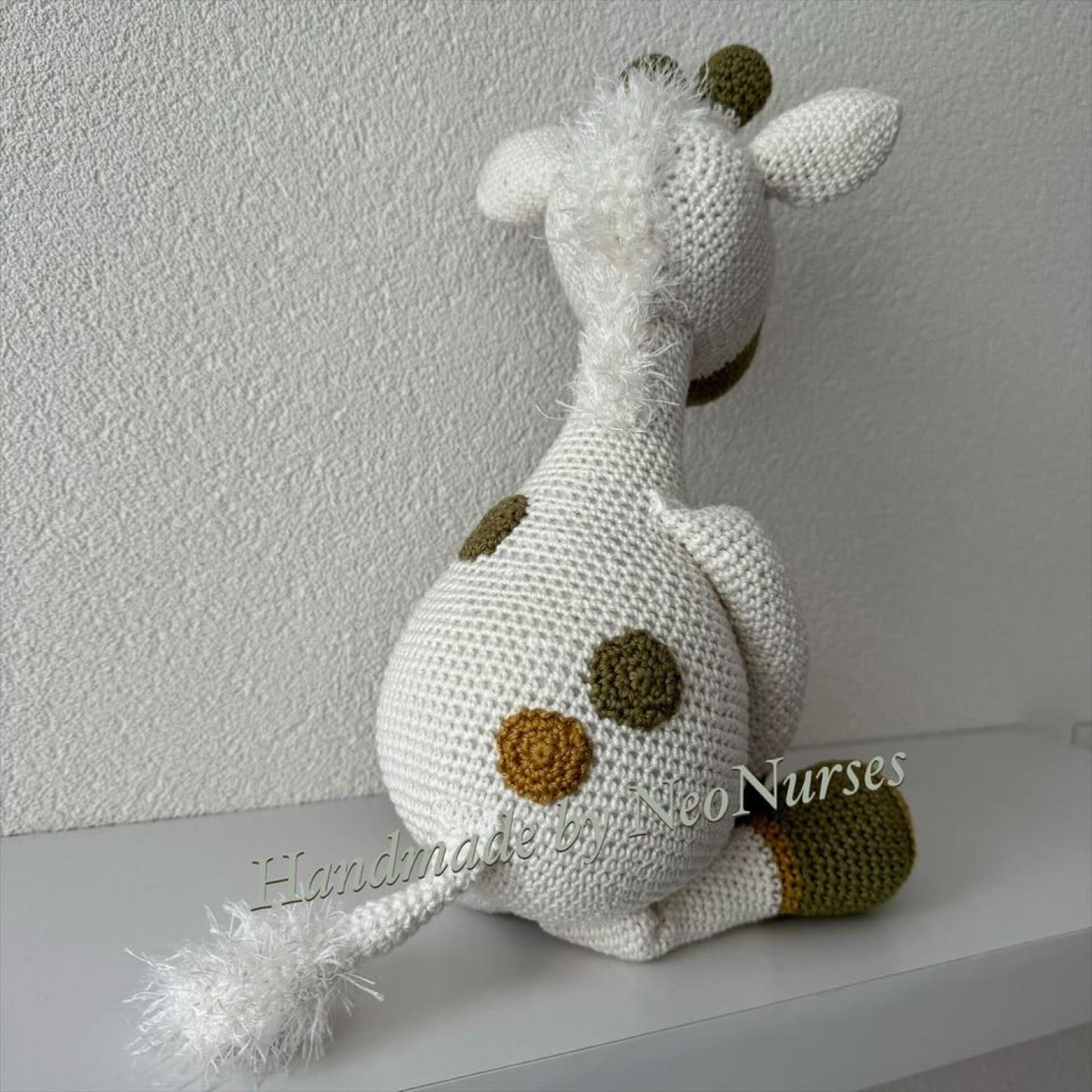 Gehaakte knuffel Giraf Gijs ecru met stippen olijf en okergeel achterkant