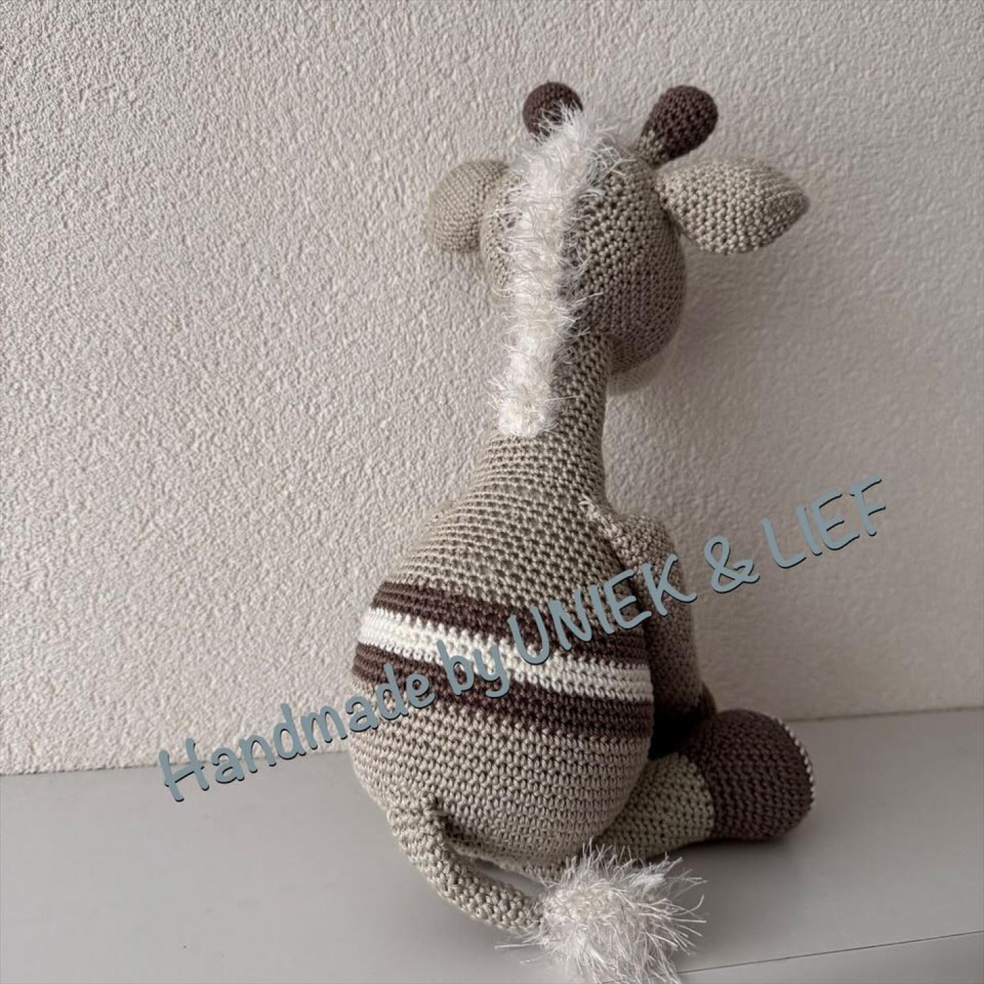 Gehaakte knuffel Giraf Gijs linnen met paar strepen achterkant
