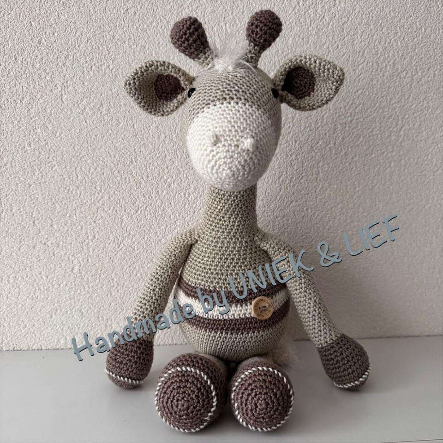 Gehaakte knuffel Giraf Gijs linnen met paar strepen voorkant