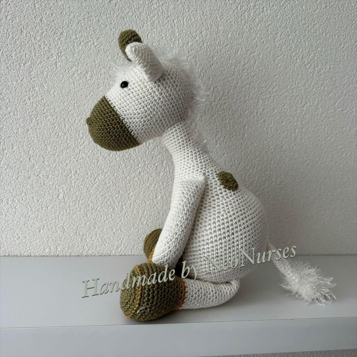 Gehaakte knuffel Giraf Gijs ecru met stippen olijf en okergeel zijkant
