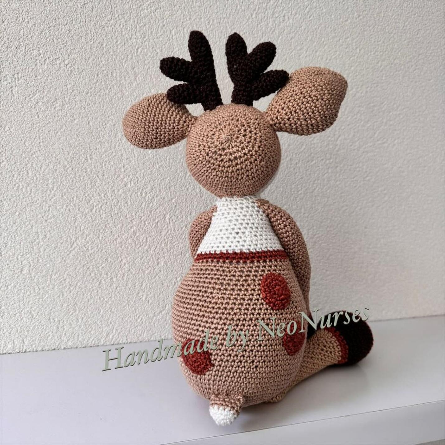 Gehaakte knuffel Hert Milou beige met roestkleur stippen achterkant