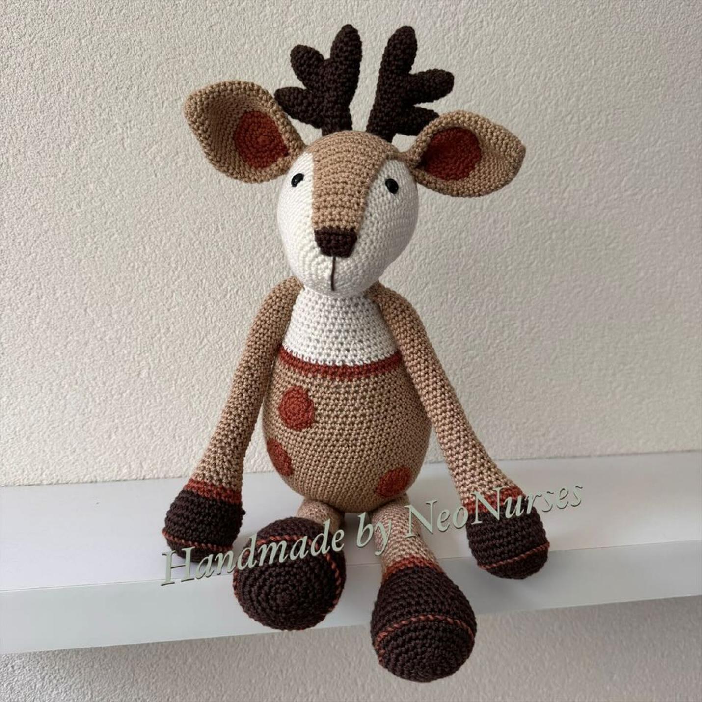 Gehaakte knuffel Hert Milou beige met roest kleur stippen voorkant