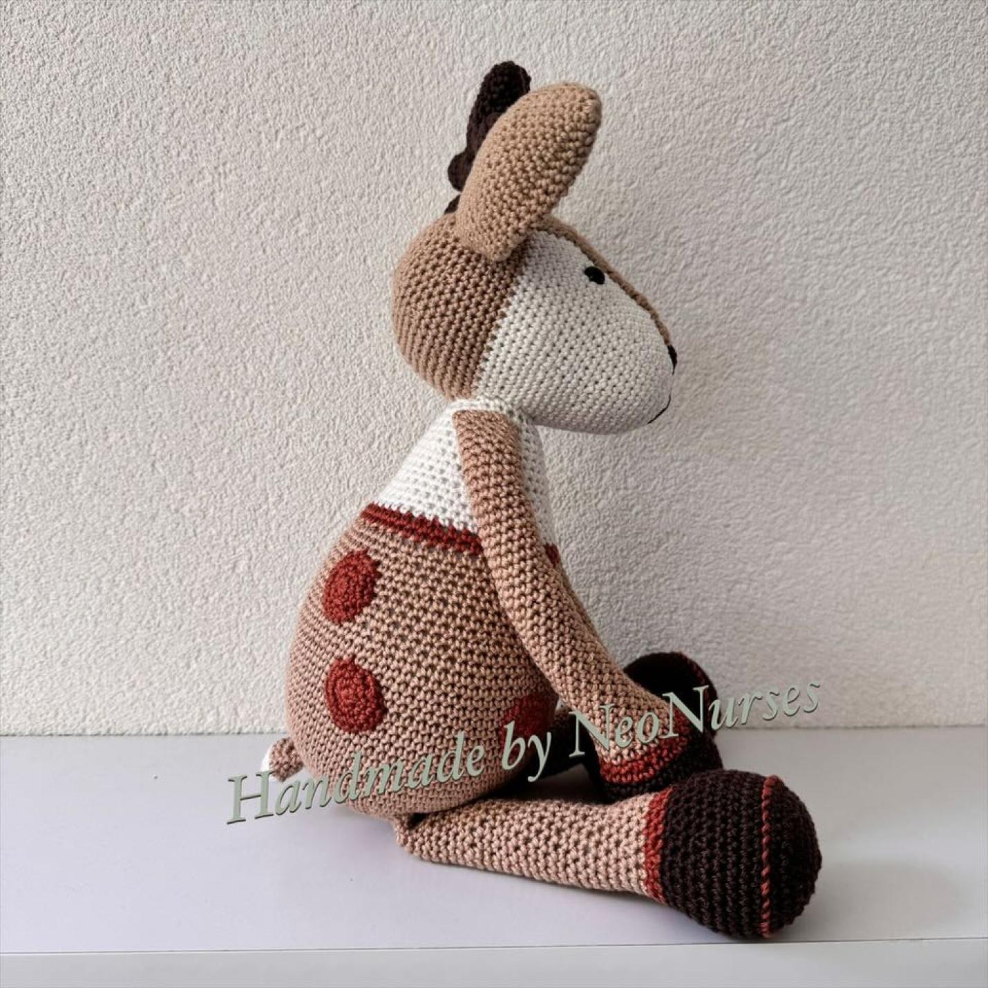 Gehaakte knuffel Hert Milou beige met roestkleur stippen zijkant