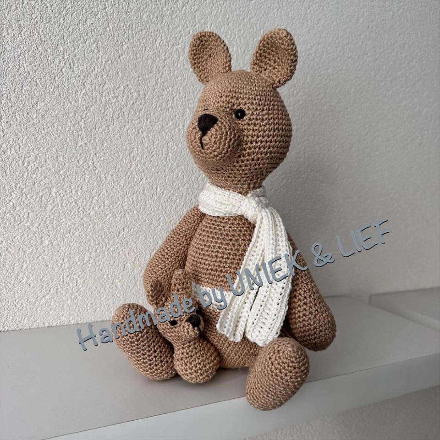 Gehaakte knuffel Kangoeroe Bella met kleintje en ecru sjaal schuine voorkant