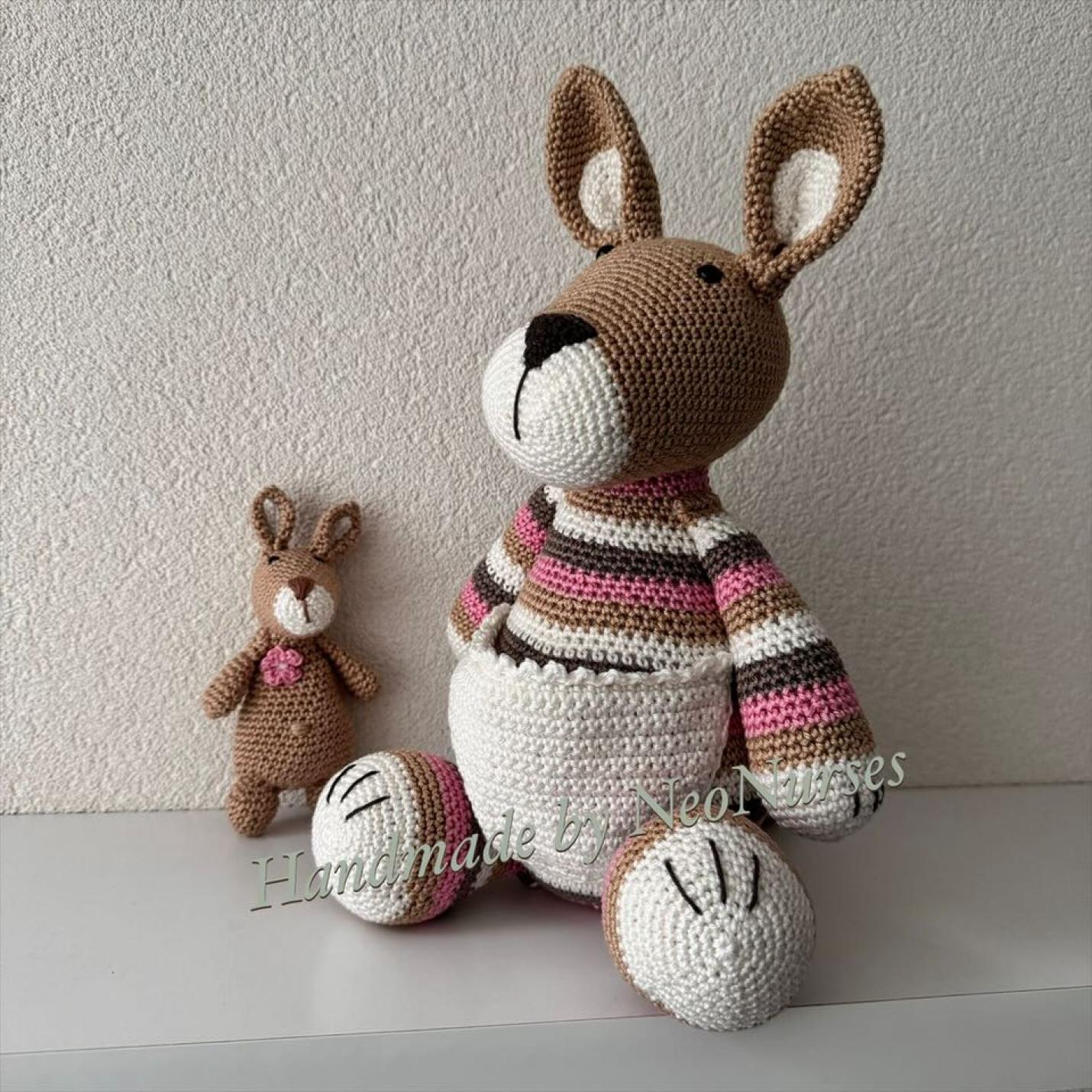 Gehaakte knuffel Kangoeroe Jip Beige met roze strepen-kleintje naast de buidel