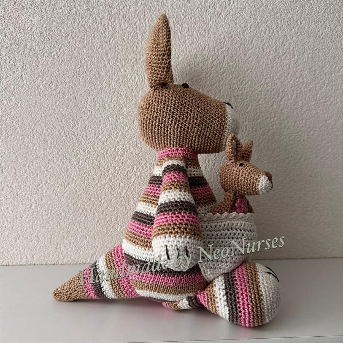 Gehaakte knuffel Kangoeroe Jip Beige met roze strepen-zijkant